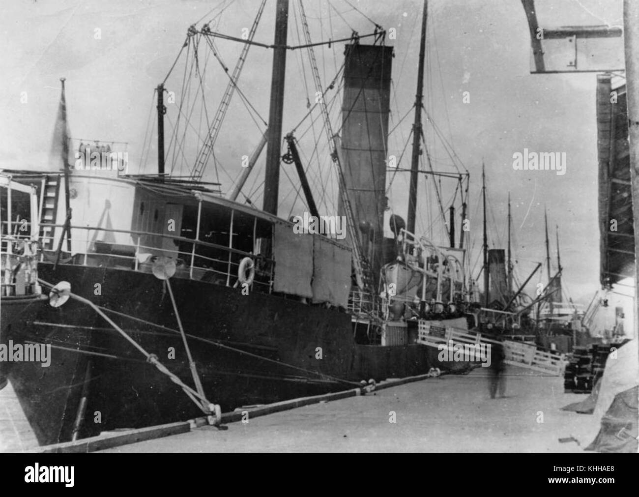 169771 quais de Cairns avec steamships ligotée et passerelle en place, ca. 1920 Banque D'Images