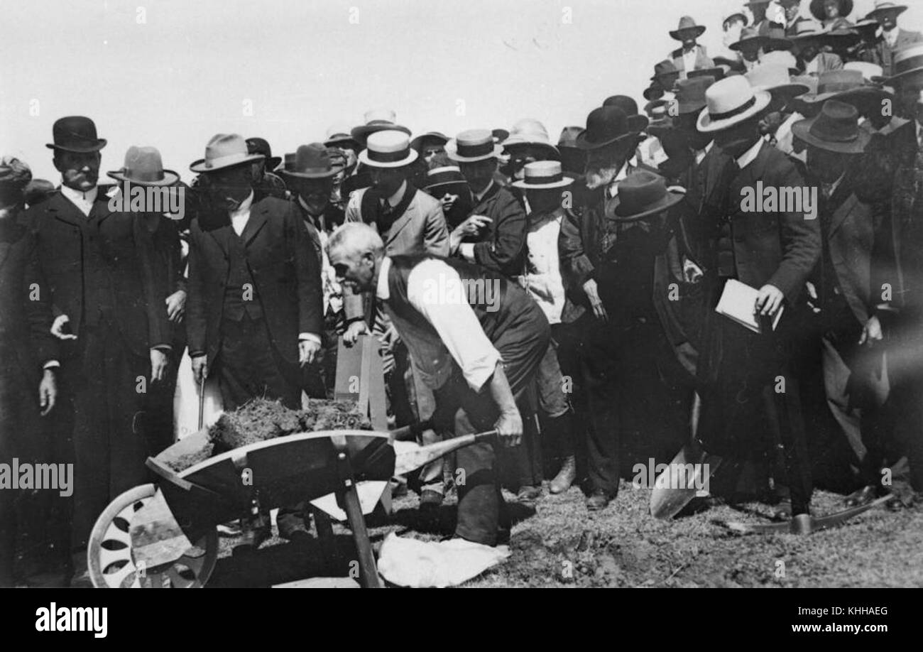 2119320 Ministre des Chemins de fer, l'Honorable Walter Trueman Paget, tournant la première pelletée de terre pour la ligne de chemin de fer de la vallée de Laidley, 1910 Banque D'Images