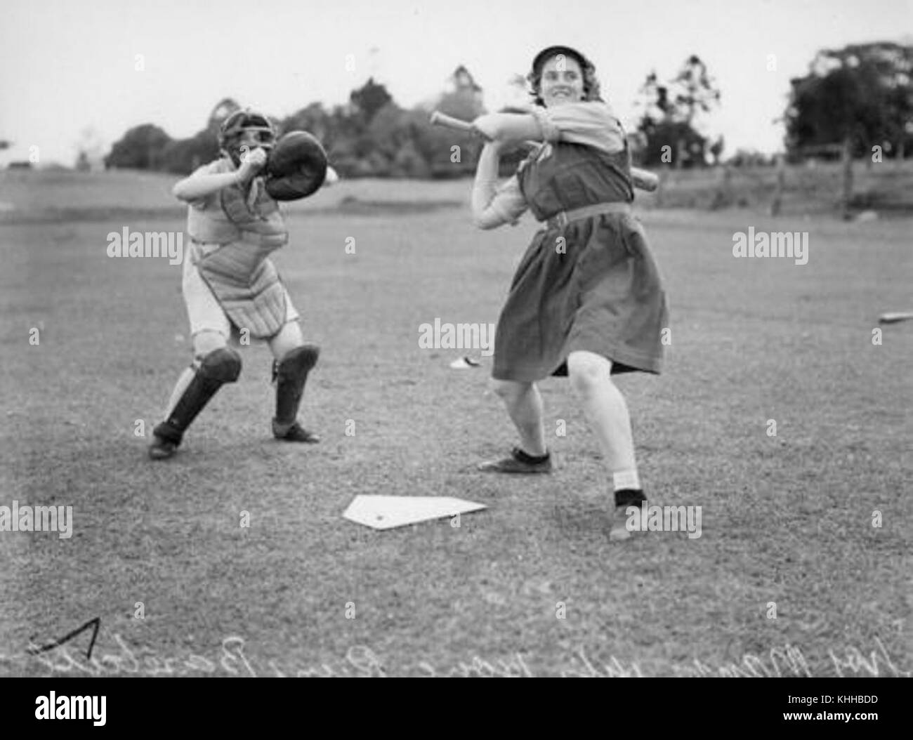 Deux jeunes filles jouant au baseball Brisbane 1940 Banque D'Images