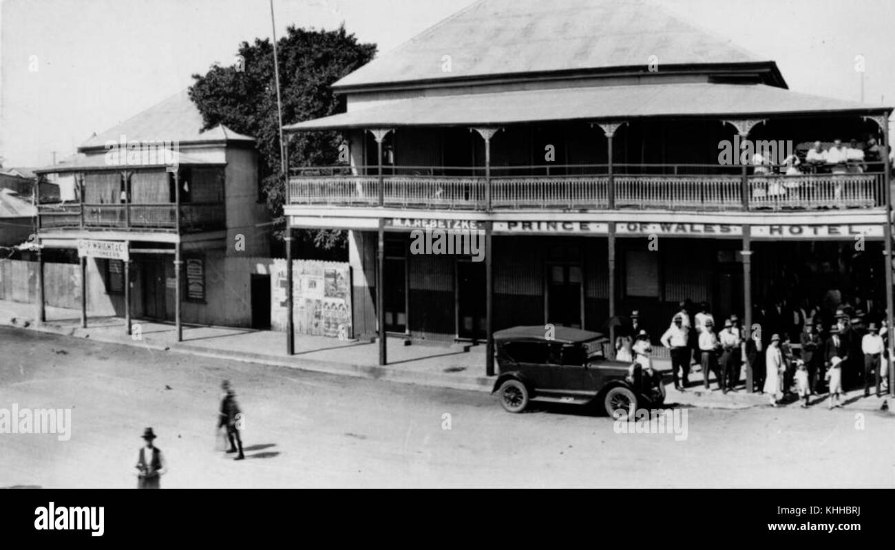 2123023 foules Anzac Day en face de l'hôtel Prince of Wales à Sydney Street, Mackay, 1920-1930 Banque D'Images