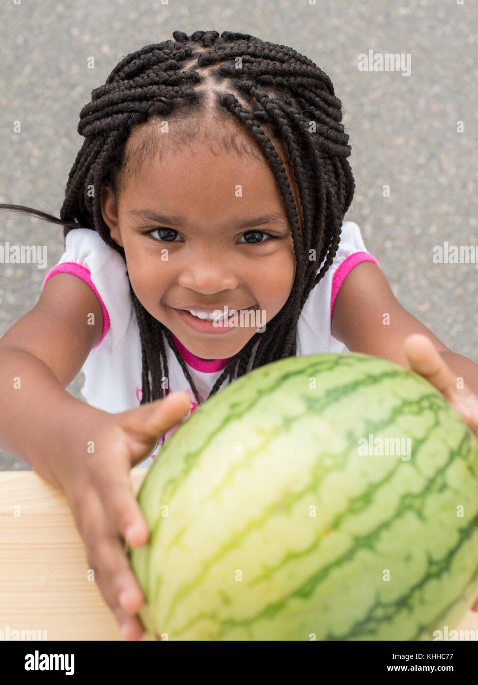 Liah Montgomery (3) aide à cueillir et à livrer des pastèques de taille personnelle pour la démonstration de la recette de légumes du marché agricole des États-Unis (USDA) d'une salade de pastèque, concombre et basilic le vendredi 15 juillet 2016, à Washington, D.C. photo de l'USDA par lance Cheung. -------------------------- Rendements 4 à 6 portions temps de préparation : 15 minutes | temps de cuisson : 0 minutes | temps total : 15 minutes 6 tasses de pastèque 1 tasse de concombre 2 cuillères à soupe d'oignon rouge 1 cuillère à soupe de vinaigre de vin rouge 2 c. à thé d'huile d'olive 2 cuillères à soupe de feuilles de basilic sel et poivre, au goût 1. Frottez l'extérieur de la pastèque et laissez sécher. Couper la chair du fruit en 2 Banque D'Images