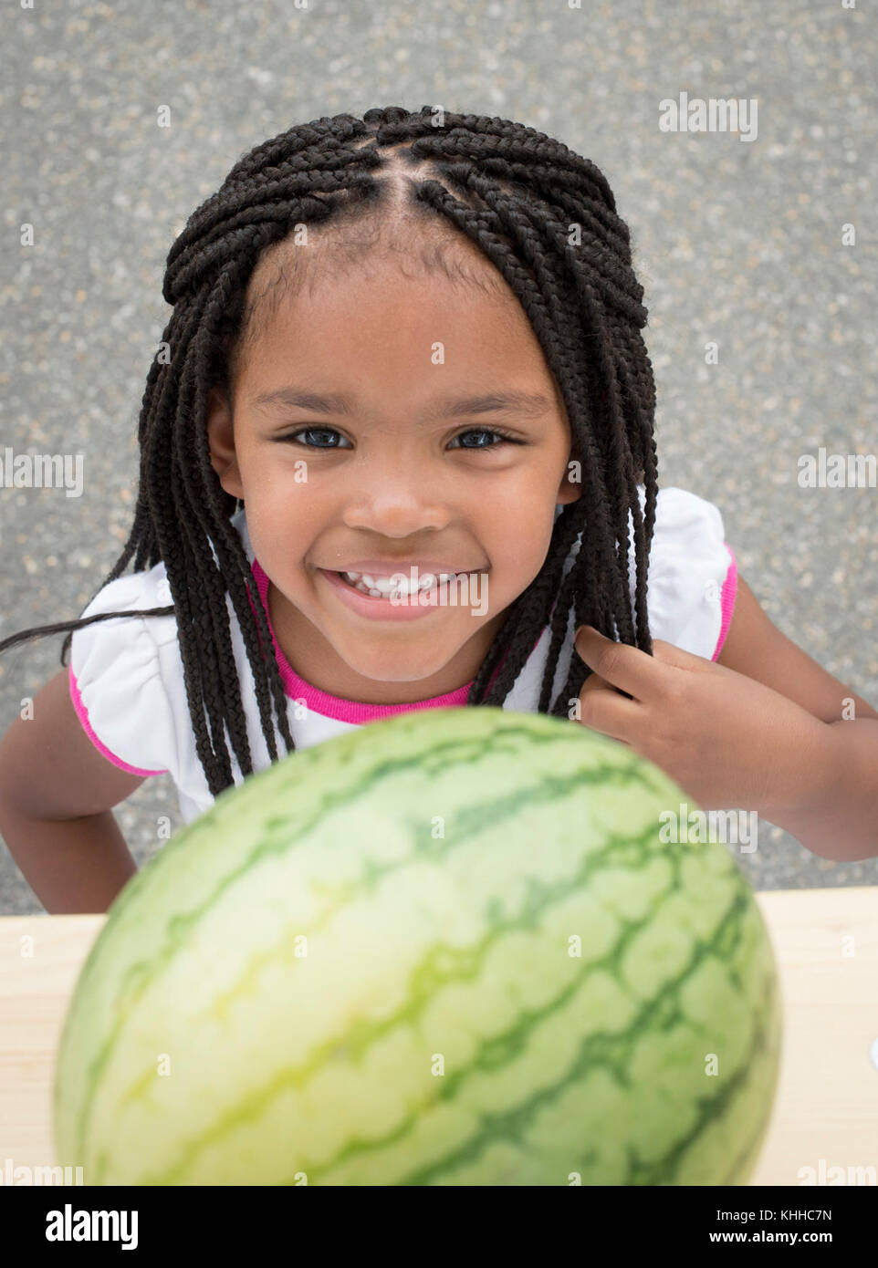 Liah Montgomery (3) aide à cueillir et à livrer des pastèques de taille personnelle pour la démonstration de la recette de légumes du marché agricole des États-Unis (USDA) d'une salade de pastèque, concombre et basilic le vendredi 15 juillet 2016, à Washington, D.C. photo de l'USDA par lance Cheung. -------------------------- Rendements 4 à 6 portions temps de préparation : 15 minutes | temps de cuisson : 0 minutes | temps total : 15 minutes 6 tasses de pastèque 1 tasse de concombre 2 cuillères à soupe d'oignon rouge 1 cuillère à soupe de vinaigre de vin rouge 2 c. à thé d'huile d'olive 2 cuillères à soupe de feuilles de basilic sel et poivre, au goût 1. Frottez l'extérieur de la pastèque et laissez sécher. Couper la chair du fruit en Banque D'Images