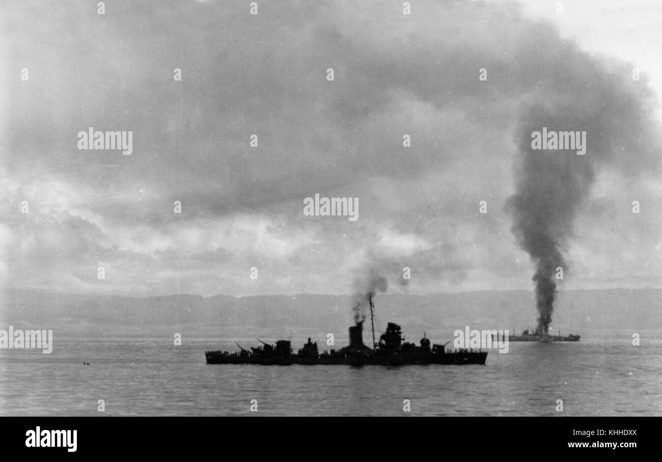 USS Jarvis (DD-393) et USS George F. Elliott (AP-13) a frappé au large de Guadalcanal 1942 Banque D'Images