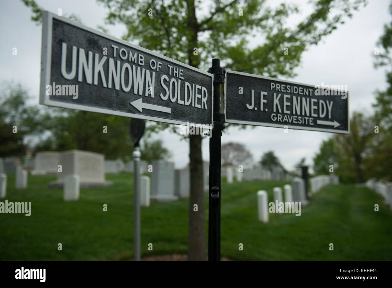 Un panneau indiquant la direction de la Tombe du Soldat inconnu et le président John F. Kennedy tombe (17309451666) Banque D'Images