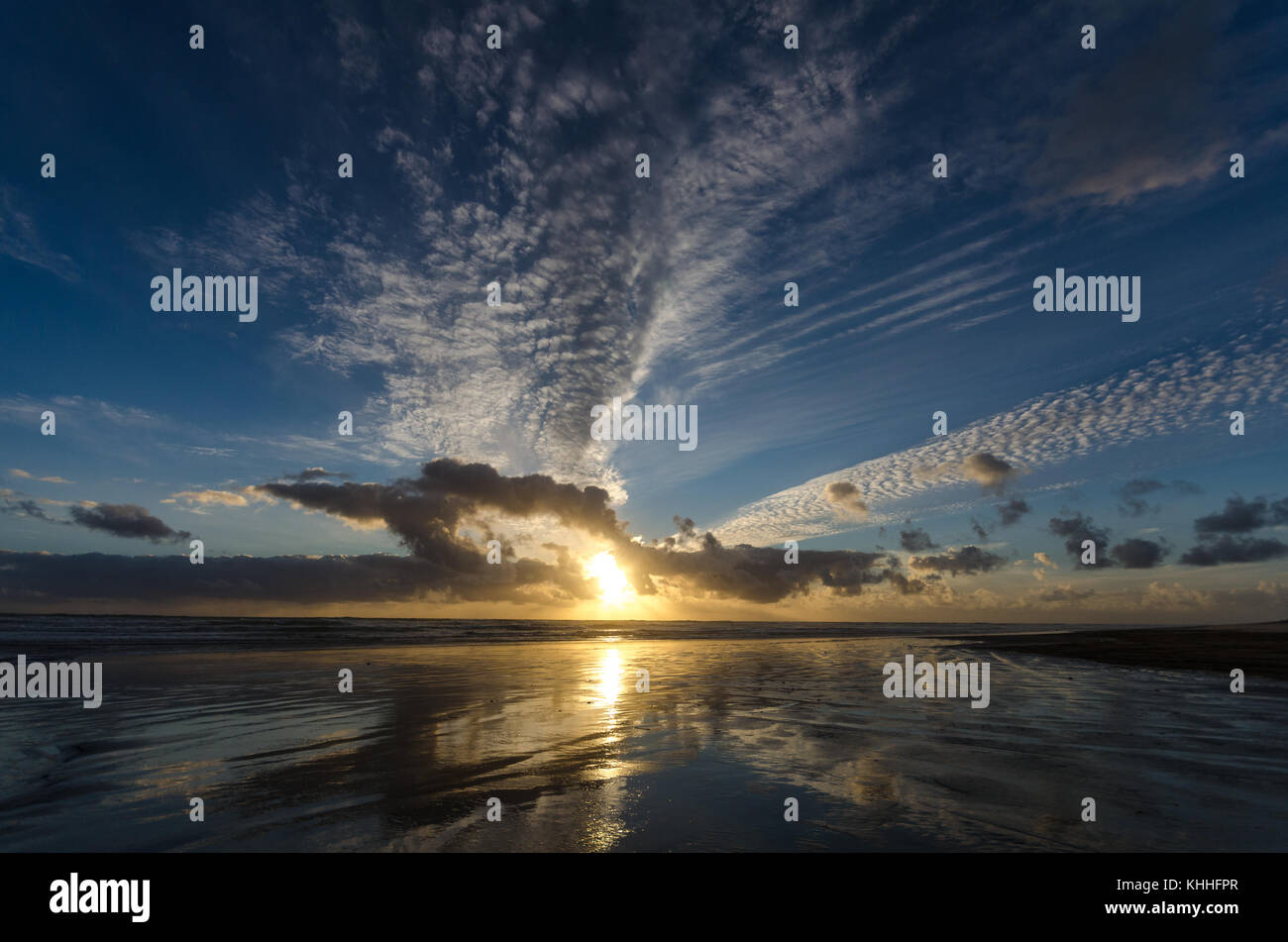 Coucher du soleil à baylys beach, côte ouest, île du Nord, Nouvelle-Zélande Banque D'Images