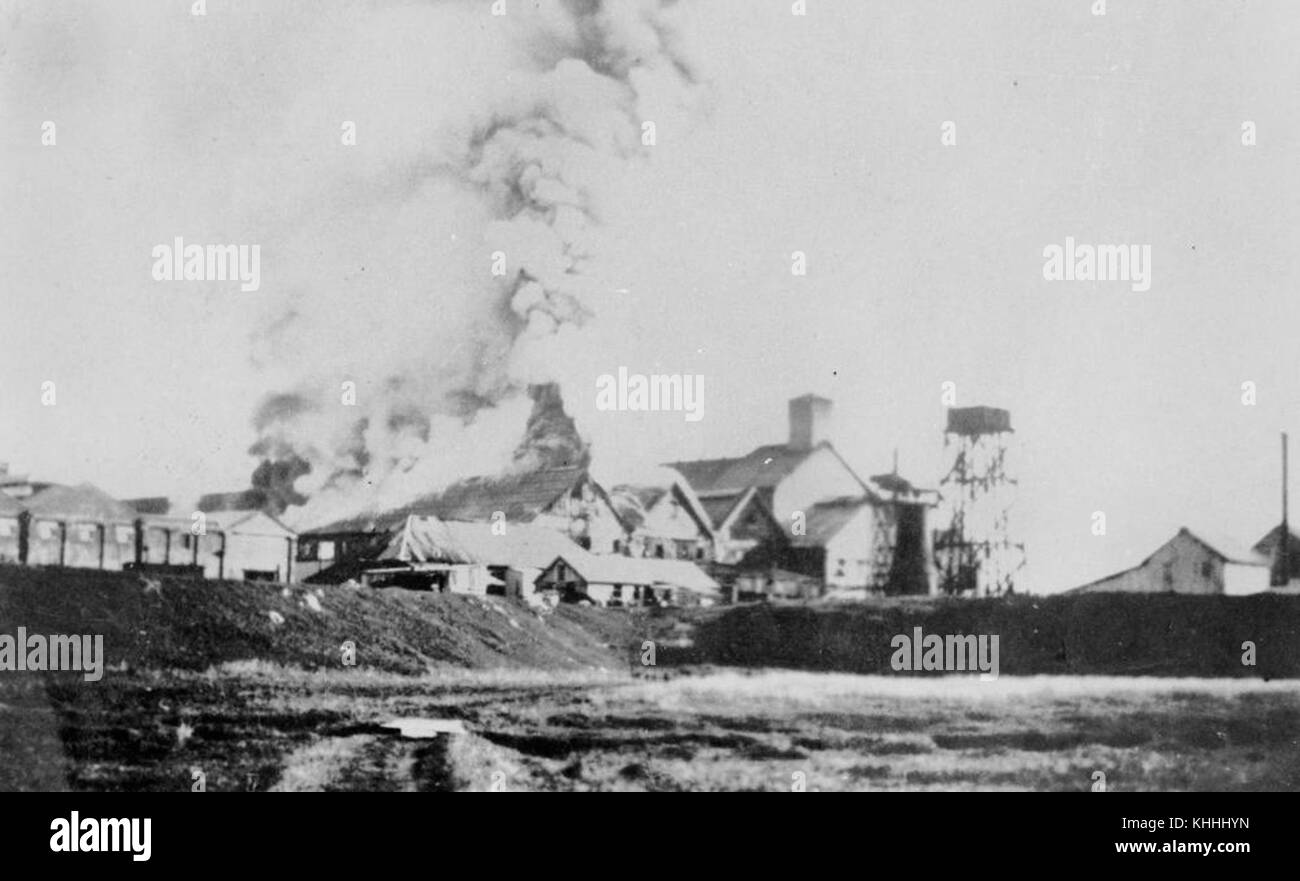 392241 2 Millaquin Distillery en flammes, Bundaberg, 1936 Banque D'Images