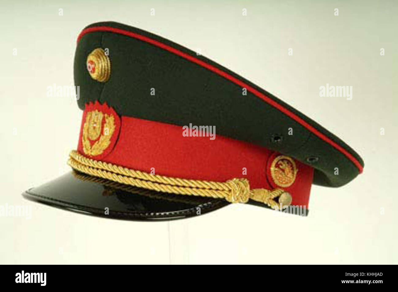 Il s'agit d'une image de l'uniforme de la Bundespolizei (police fédérale allemande), en particulier la casquette verte de l'officier de rang supérieur, connue pour son design distinctif et son utilisation au sein des forces de l'ordre allemandes. Banque D'Images