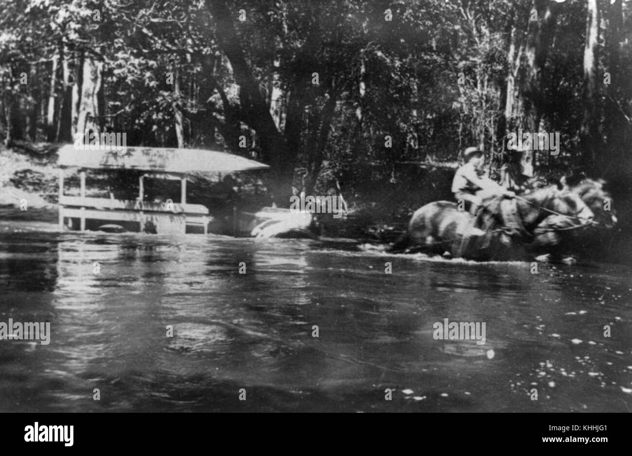 1153899 chariot Courrier traversant le ruisseau Cherulla inondées à Kenilworth, ca. 1928 Banque D'Images