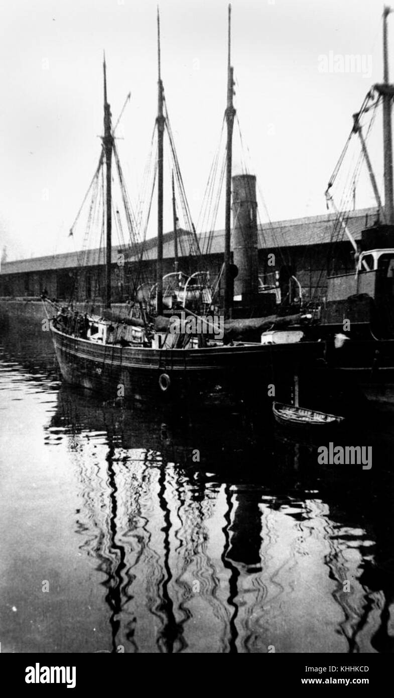 Un dossier historique du navire 'James Postlethwaite', avec des détails sur son service, ses caractéristiques et son histoire maritime. Banque D'Images