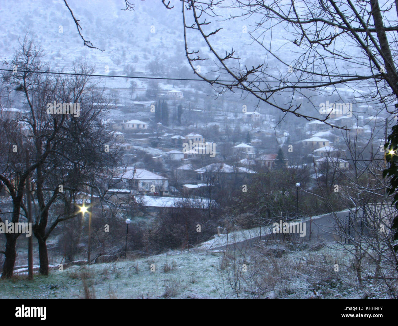 Une photo de l'aube dans le village de Voshtina (Pogoniani) à partir de la région connue sous le nom de Tsifliki. La première neige de l'hiver Banque D'Images