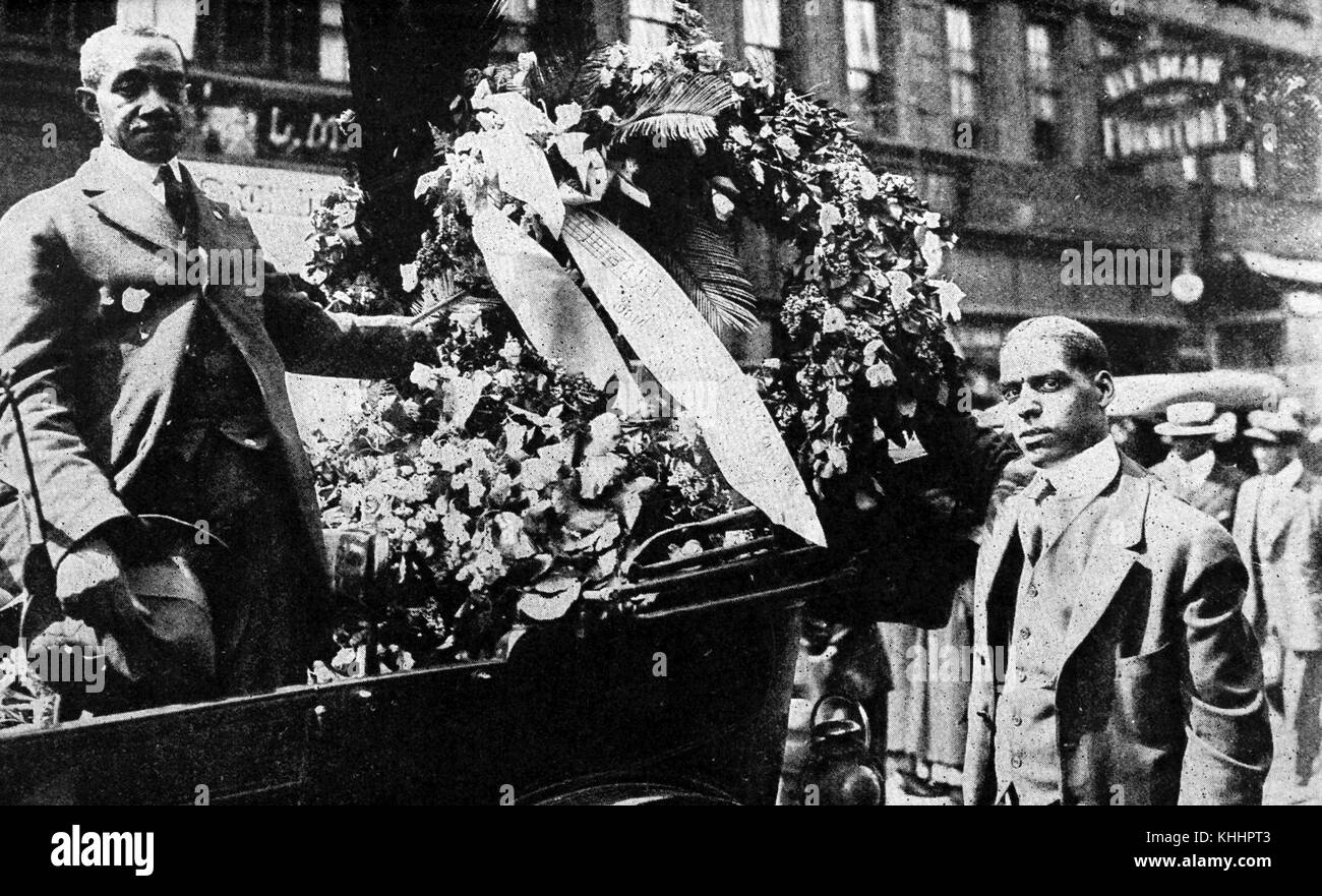 Couronne présentée par l'Orchestre Ford-Darney à la mémoire du lieutenant Jimmy Europe, chef du célèbre groupe Jazz qui a remporté ses lauriers avec 369e infanterie en France, 1919. De la bibliothèque publique de New York. Banque D'Images