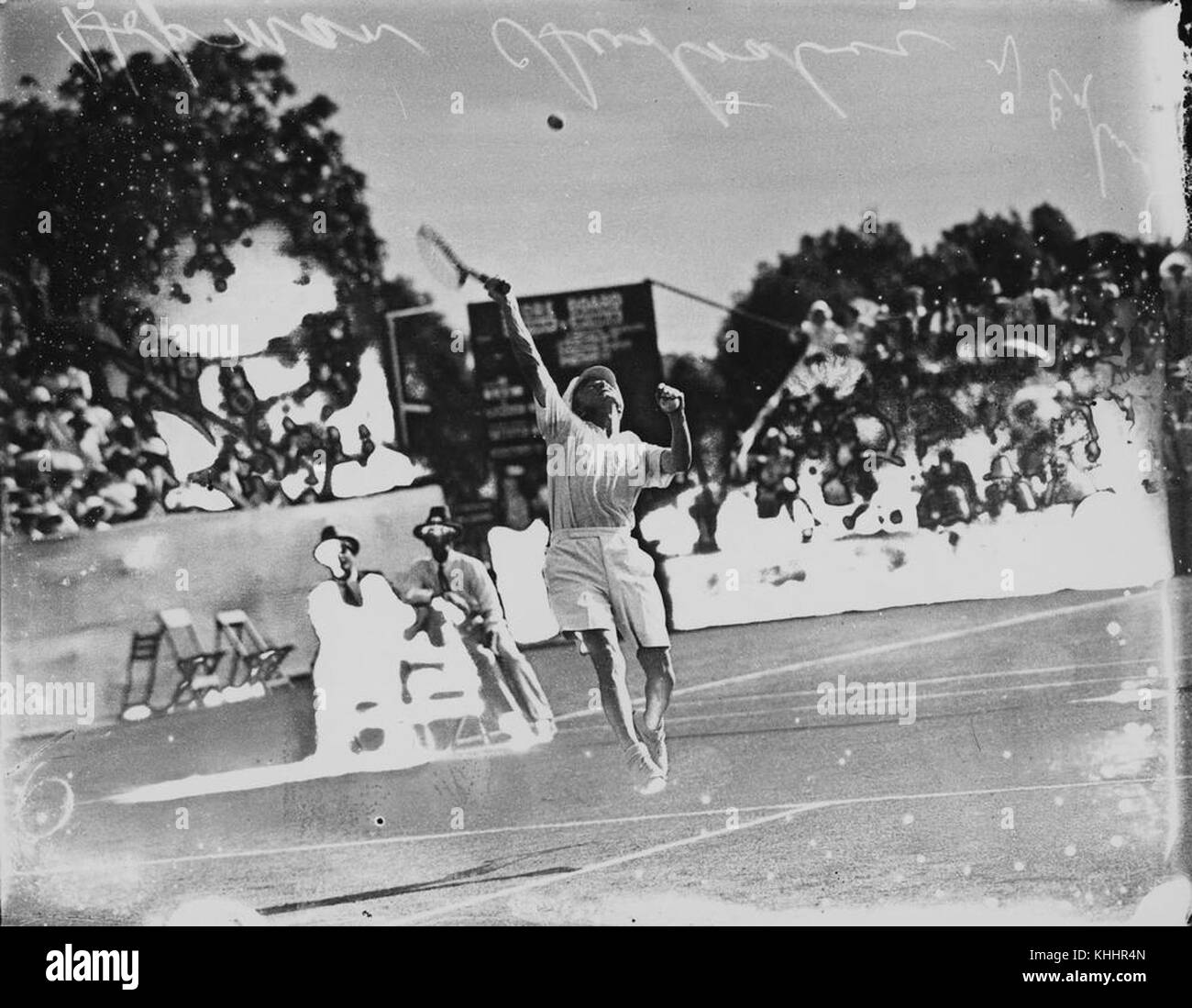 2294191 Harry Hopman australienne passe pour un passage smash contre l'Angleterre, Brisbane, 1931 Banque D'Images