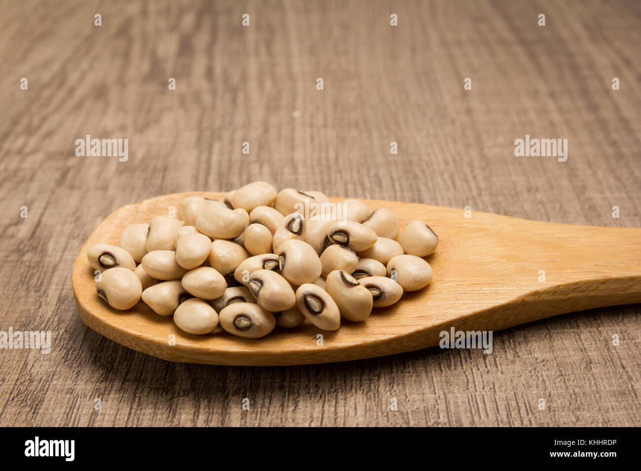 Vigna unguiculata est nom scientifique de Black Eyed pea légumineuse. Également connu sous le nom de pois de chèvre, Californie dolique et feijao fradinho. les grains en cuillère en bois Banque D'Images