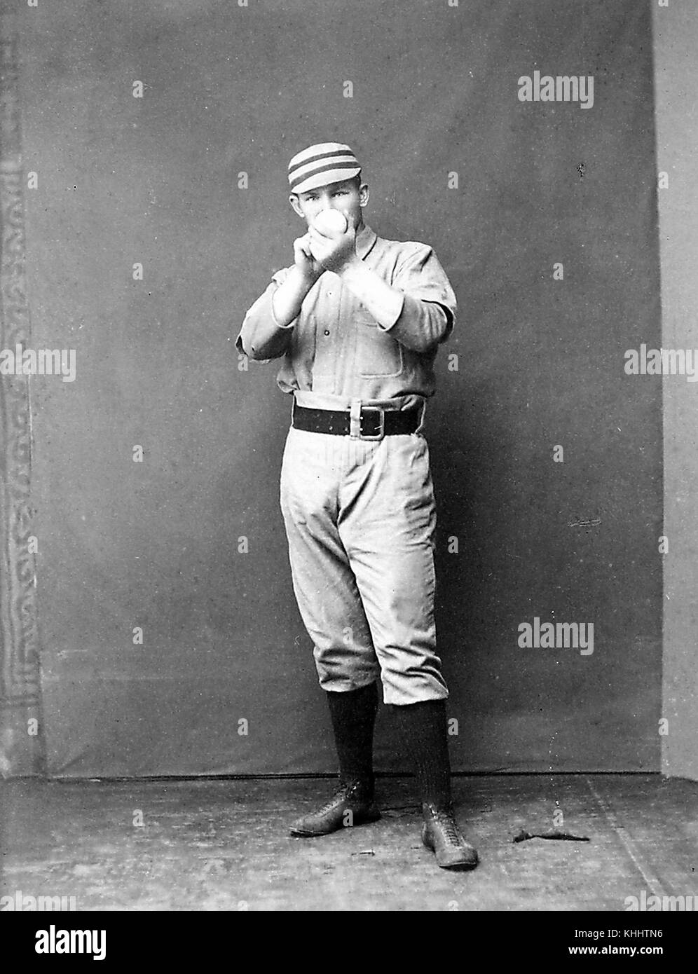 Portrait d'Ed Daily, pichet pour les Philadelphia Quakers, tenue d'un baseball, piching posture, photo par GE Gray, 1900. De la bibliothèque publique de New York. Banque D'Images
