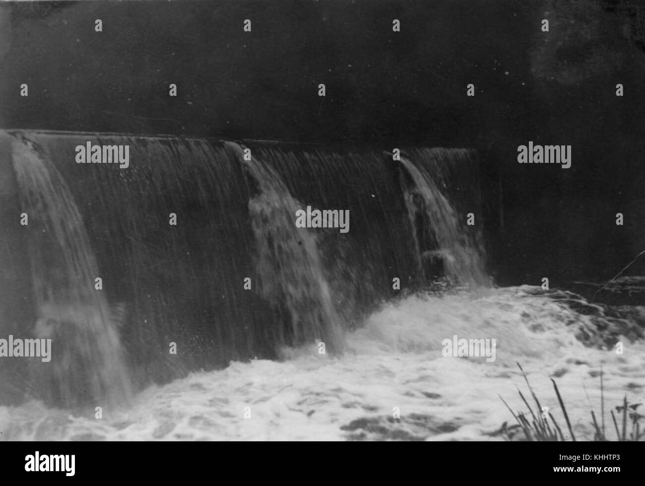 1160850 l'eau tomber sur le mur de barrage à Mt. Coot-tha, Brisbane, ca. 1950 Banque D'Images