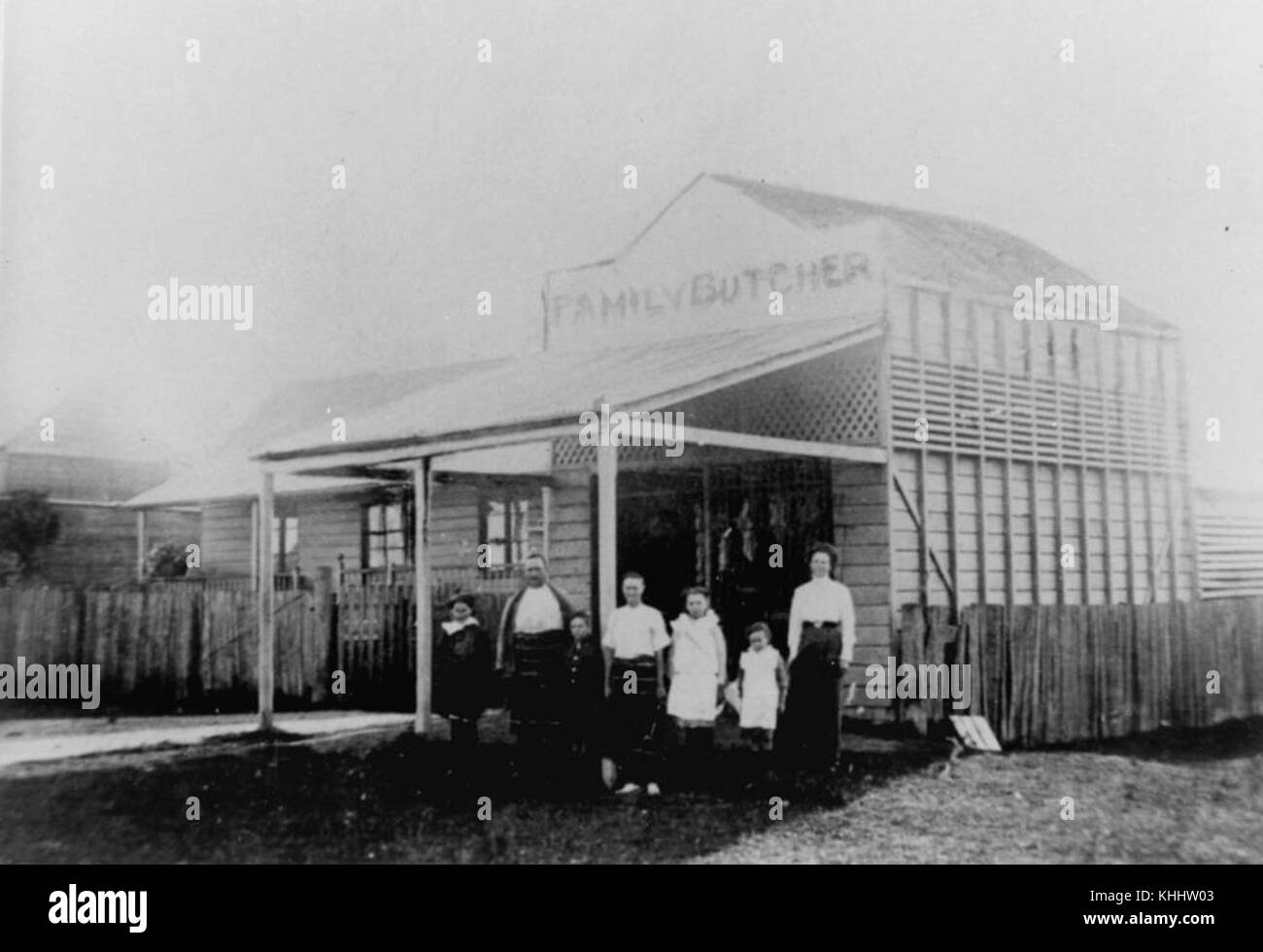 En vrac 1182307 famille devant une boucherie sur Sandgate Road, Nundah, Brisbane, ca. 1910 Banque D'Images