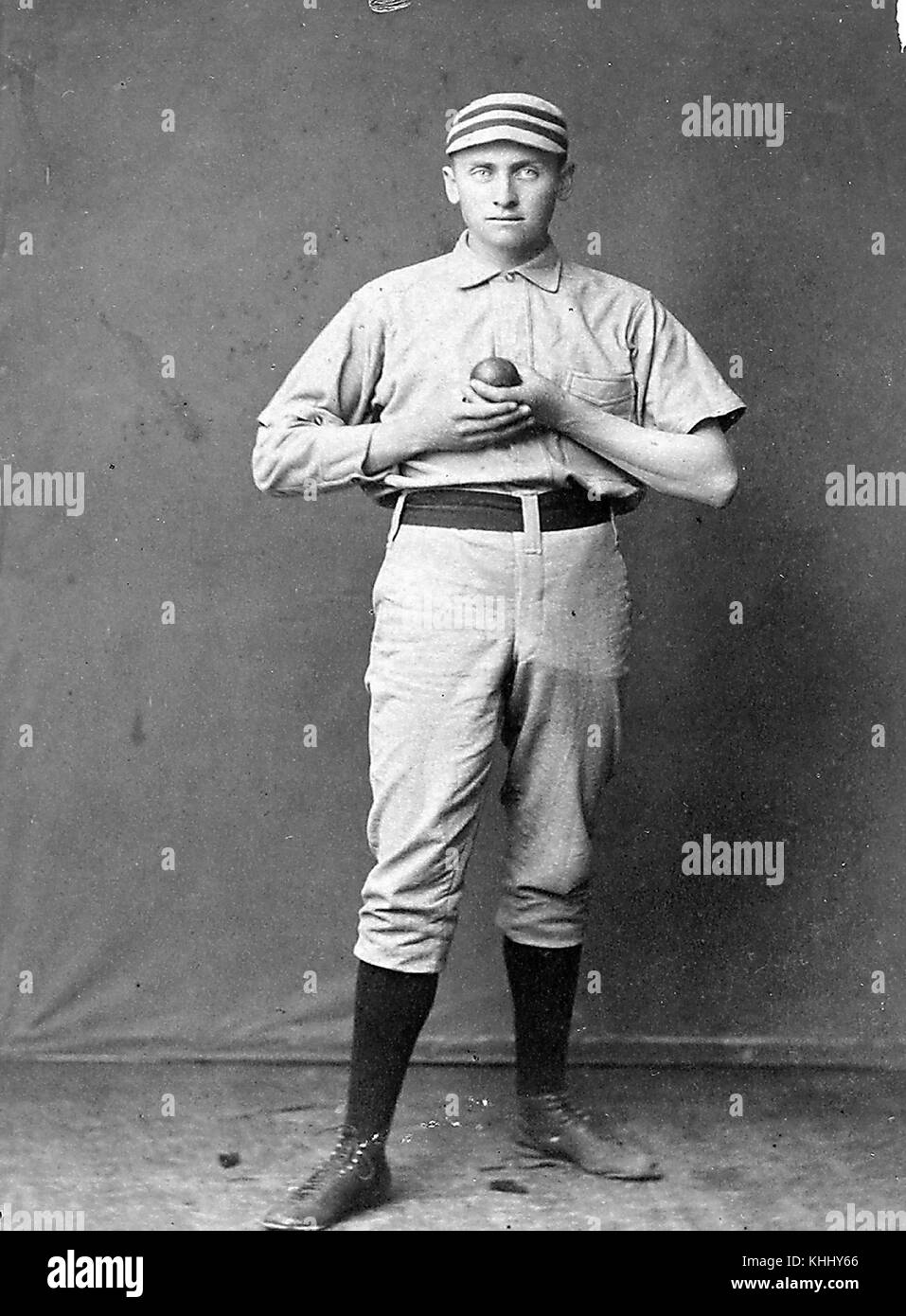 Portrait de Dan Casey, qui a joué dans la Ligue majeure de baseball principalement comme lanceur, sur une partie de sept saisons pour quatre clubs de ligue majeure, principalement les Quakers de Philadelphie, en uniforme, tenue d'une balle, photographie de GE Gray, Boston, Massachussets, 1900. De la bibliothèque publique de New York. Banque D'Images