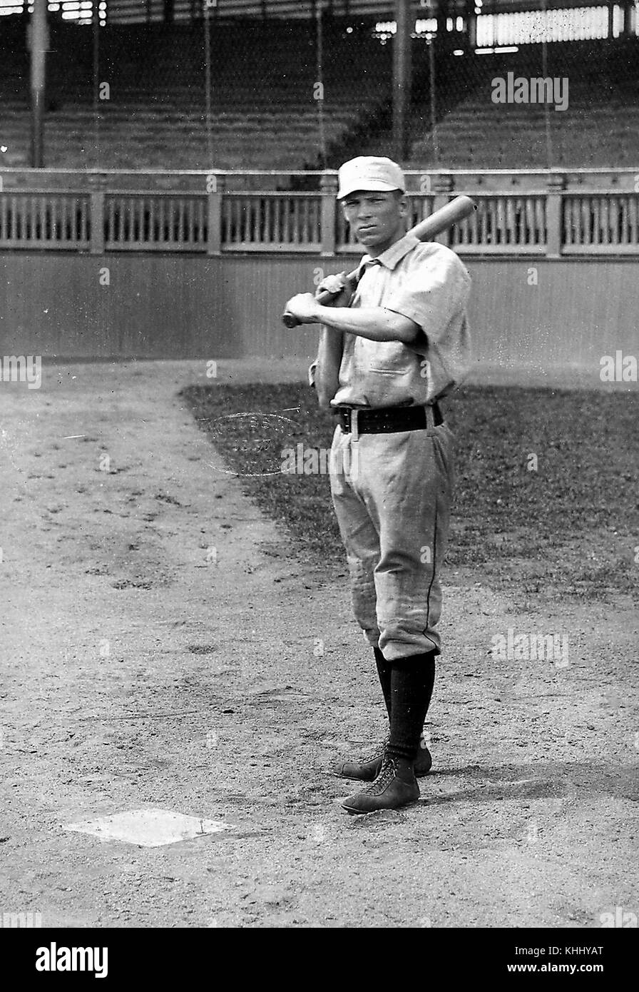 Portrait complet de Denny Lyons, il porte un uniforme de baseball et tient une batte, il a joué pour cinq équipes dans la Major League Baseball Association pendant ses douze années de carrière, 1900. De la bibliothèque publique de New York. Banque D'Images