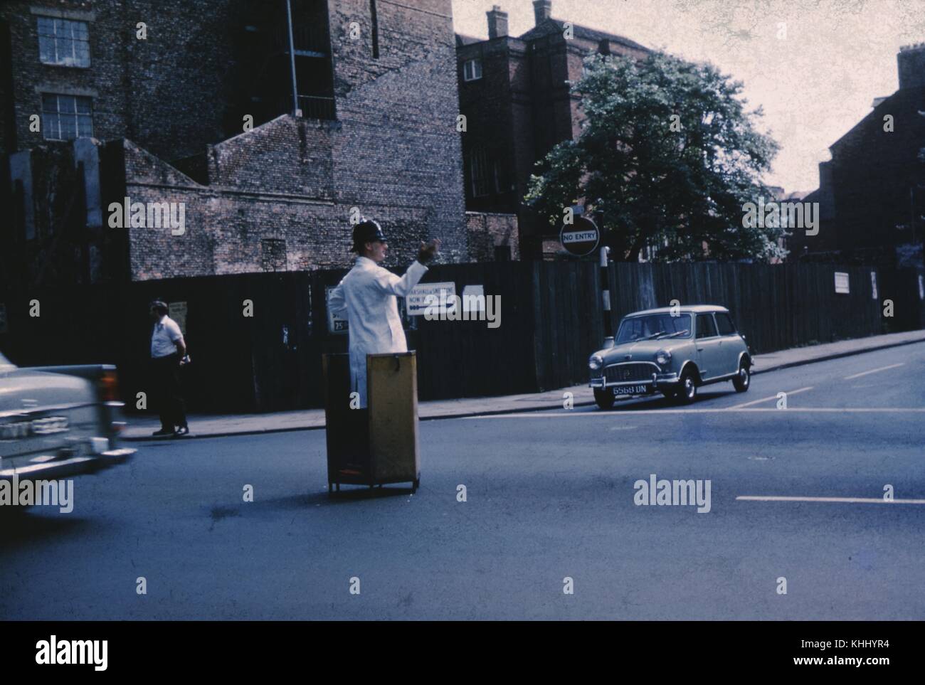 Un 'bobby' britannique policier debout dans un petit kiosque mobile, au milieu d'une intersection et diriger la circulation, Royaume-Uni, 1961. Banque D'Images