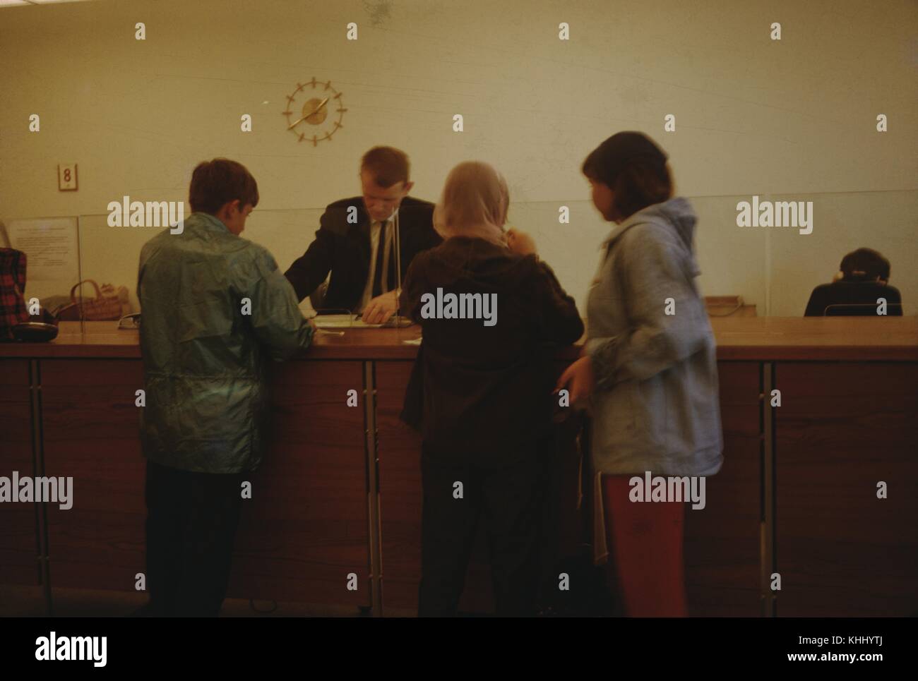 Groupe de touristes passant par les douanes et discutant avec un inspecteur à la frontière islandaise, 1961. Banque D'Images