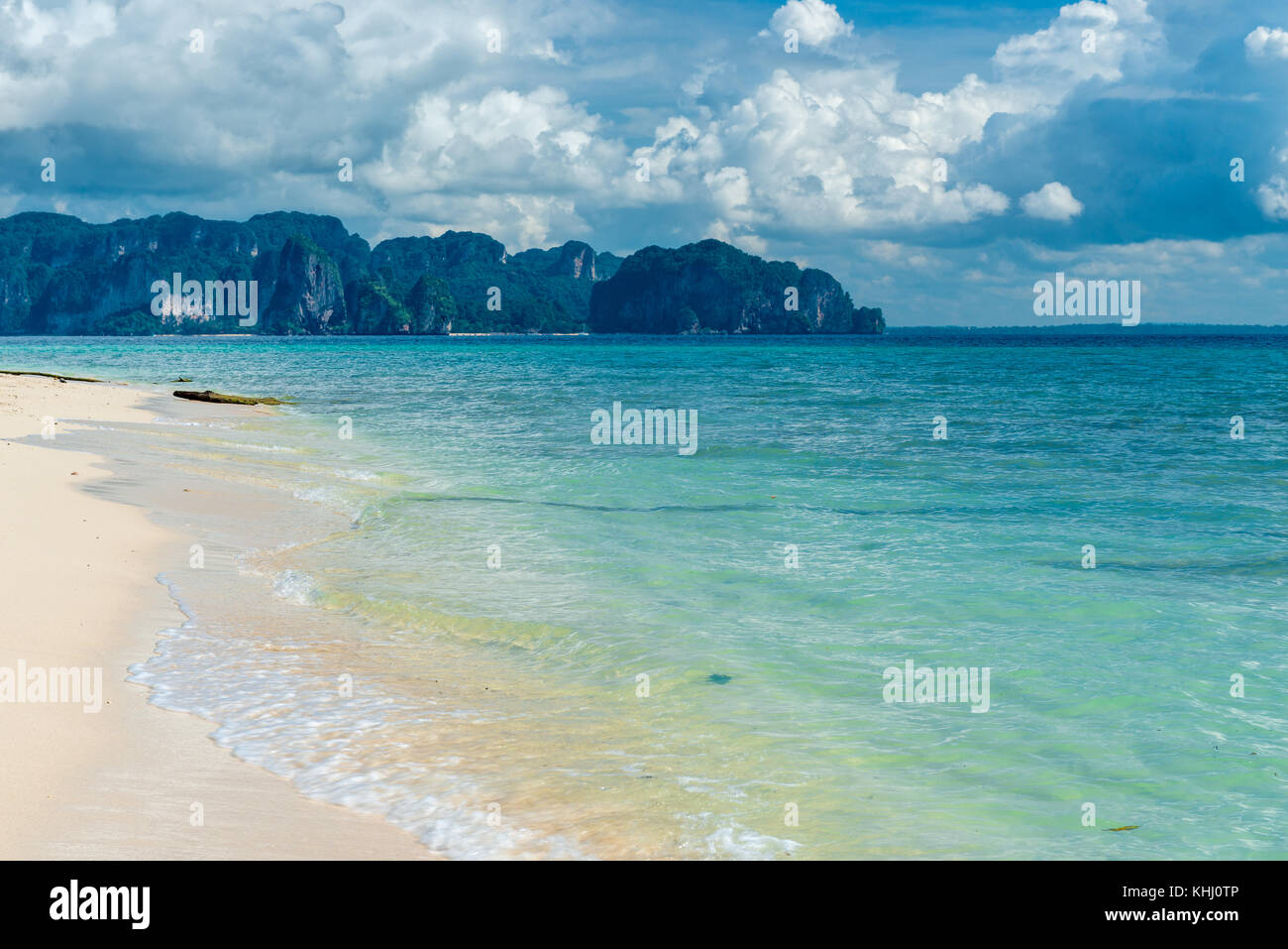 Très beau paradis en Thaïlande - Poda Island avec vue sur la montagne Banque D'Images