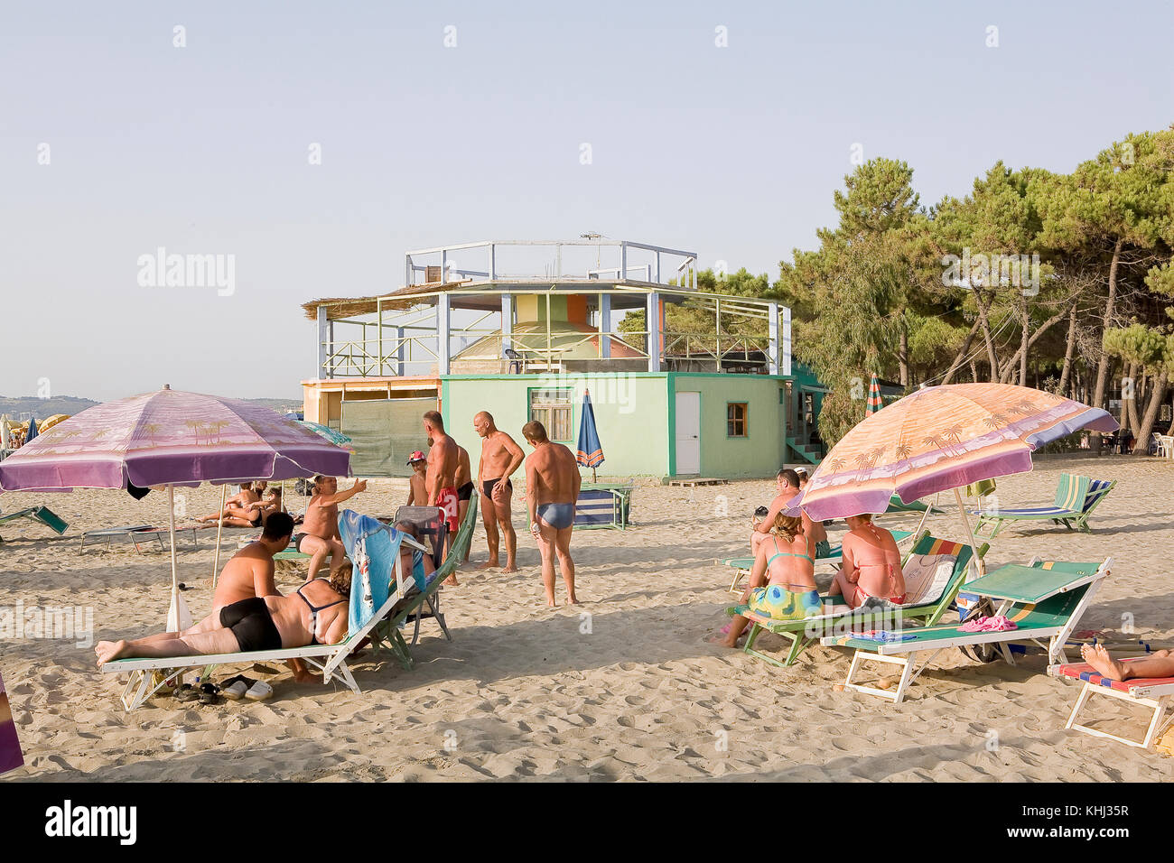 Bunker de la guerre froide converti converti en un bar sur la plage de Mali i Robit, Albanais. Banque D'Images