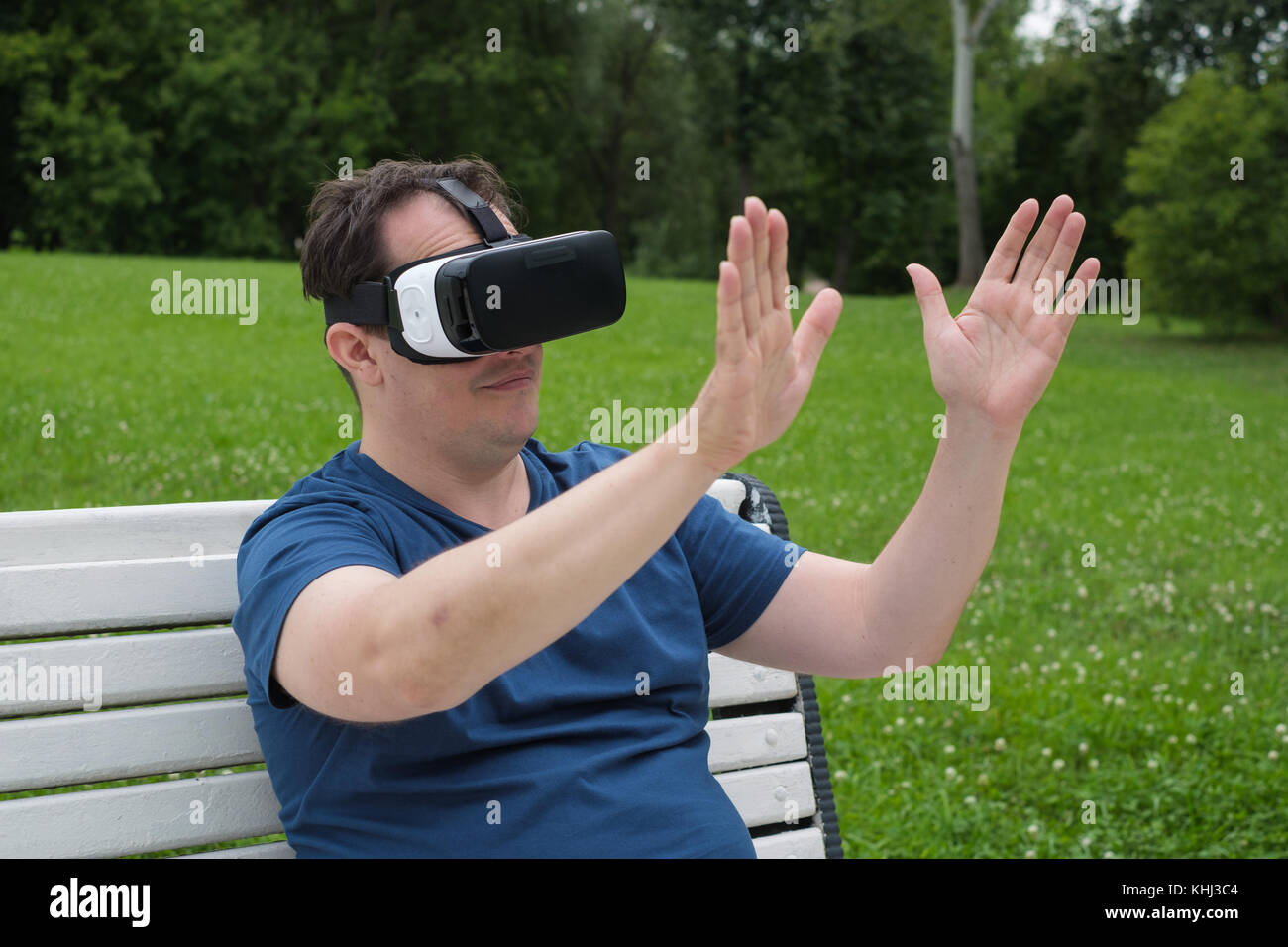 L'homme à l'aide de lunettes de réalité virtuelle Banque D'Images