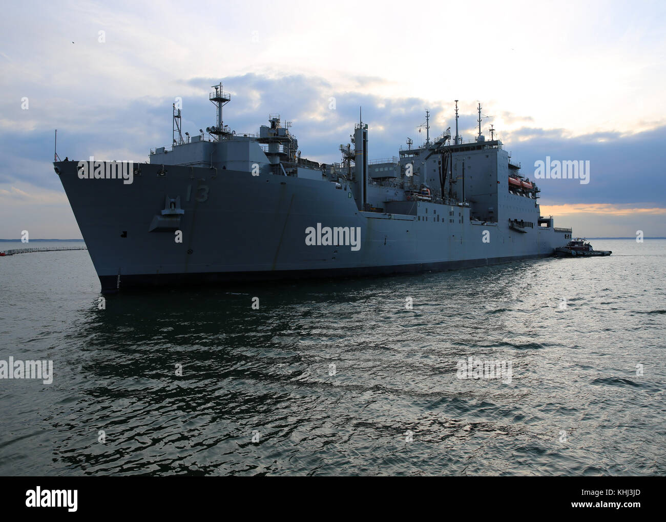 Le Lewis and Clark-classe de marchandises et de munitions ship USNS Medgar Evers (T-AKE 13) tire en Naval Banque D'Images