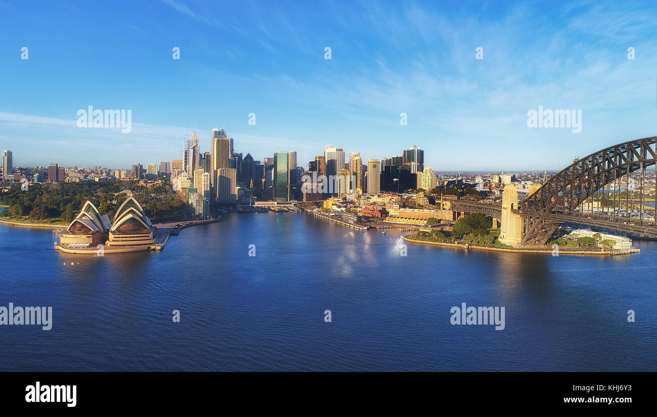 Monuments de la ville de Sydney CBD sur harbor waterfront autour de Circular Quay à l'arche du pont du port de sydney en lumière chaude du soleil du matin bleu sous Banque D'Images