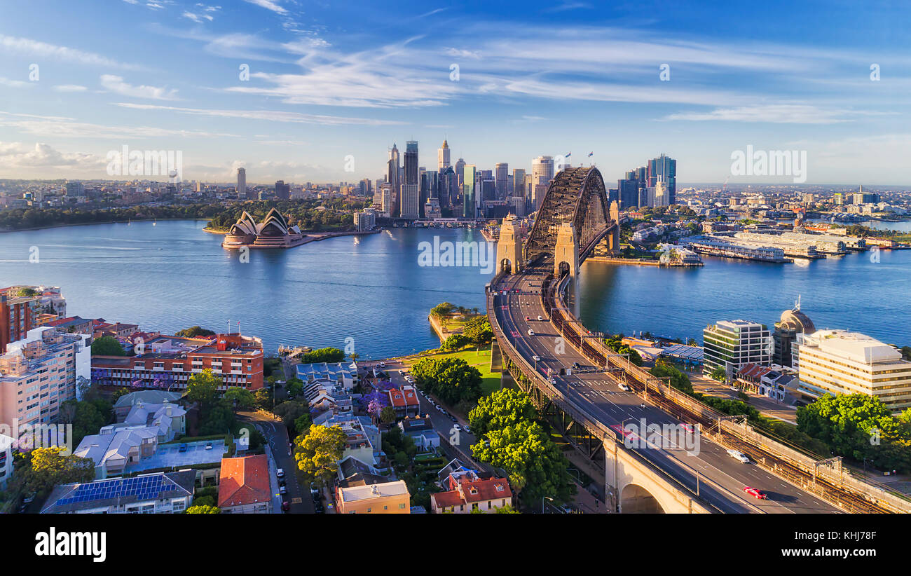 Cahill voie express jusqu'à la Sydney Harbour Bridge à travers le port de Sydney en direction de city CBD de repère dans l'échelle aérienne eleveated view sous ciel bleu matin. Banque D'Images