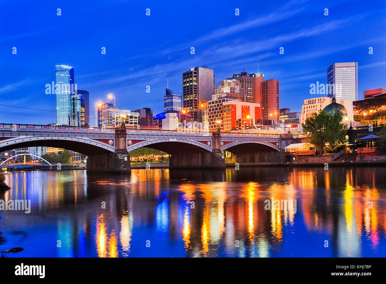 Princes bridge sur la rivière Yarra de Melbourne CBD de la ville au lever du soleil lorsque les éclairages lumineux dans l'eau trouble reflètent. Banque D'Images