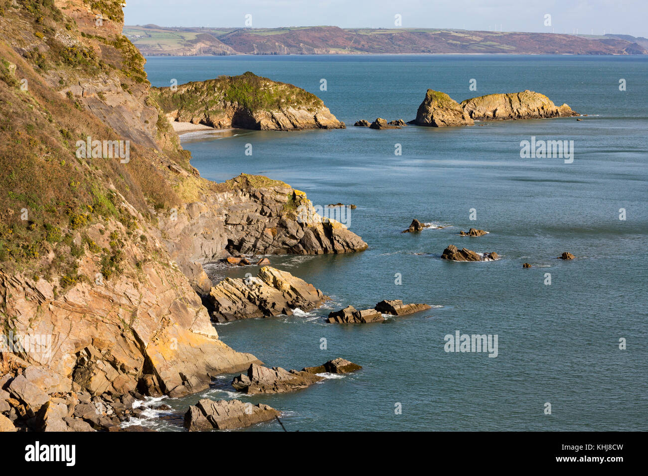 Falaises rocheuses sur Pembrokeshire Coastal Path entre f Yachir et Saundersfoot Banque D'Images