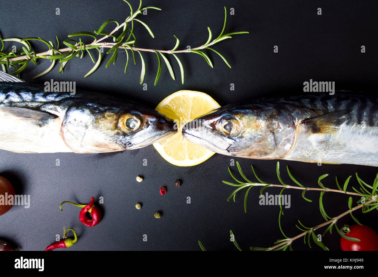 Le maquereau et le poisson crus ingrédients sur le tableau noir Banque D'Images