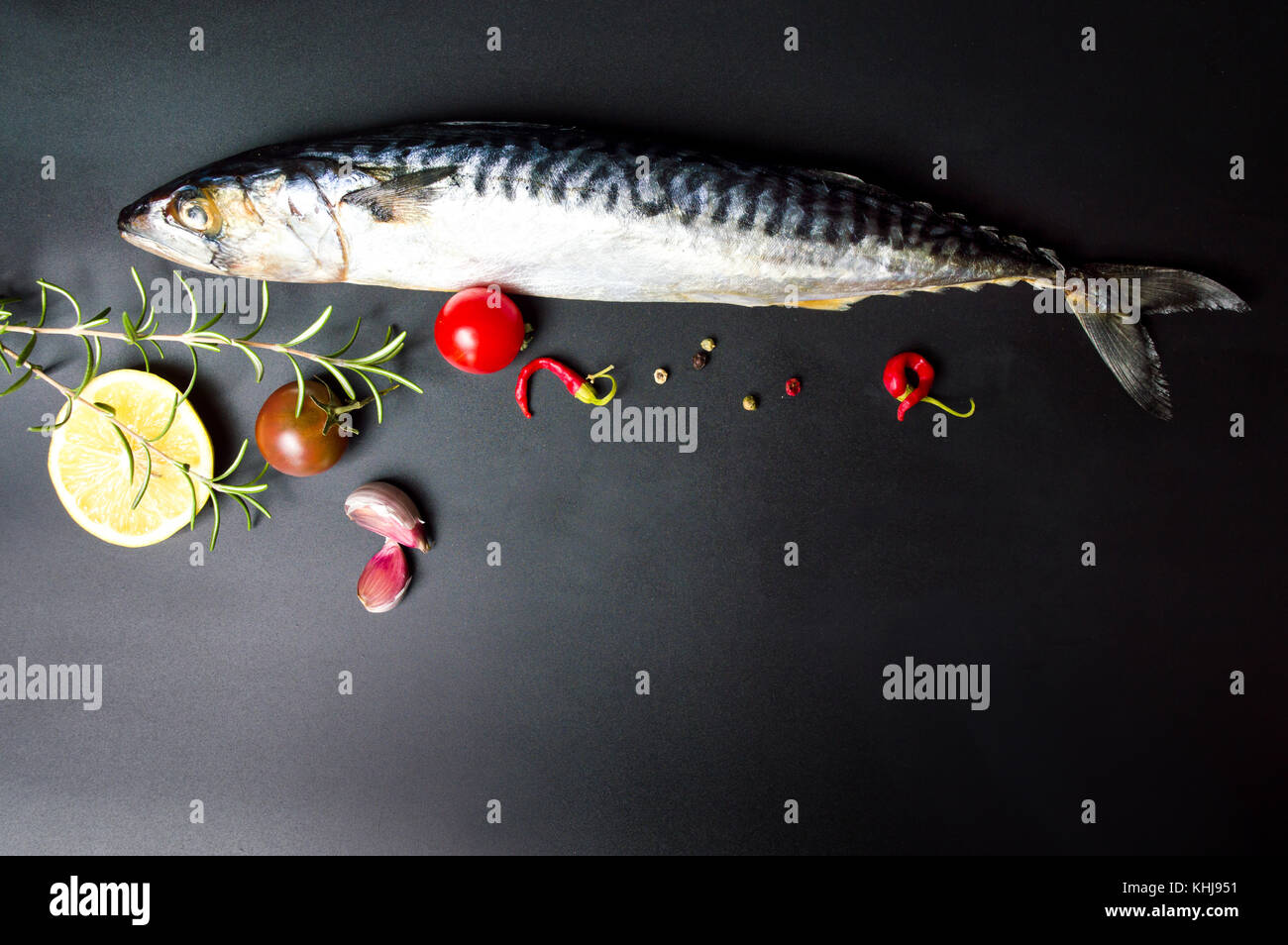 Le maquereau et le poisson crus ingrédients sur le tableau noir Banque D'Images
