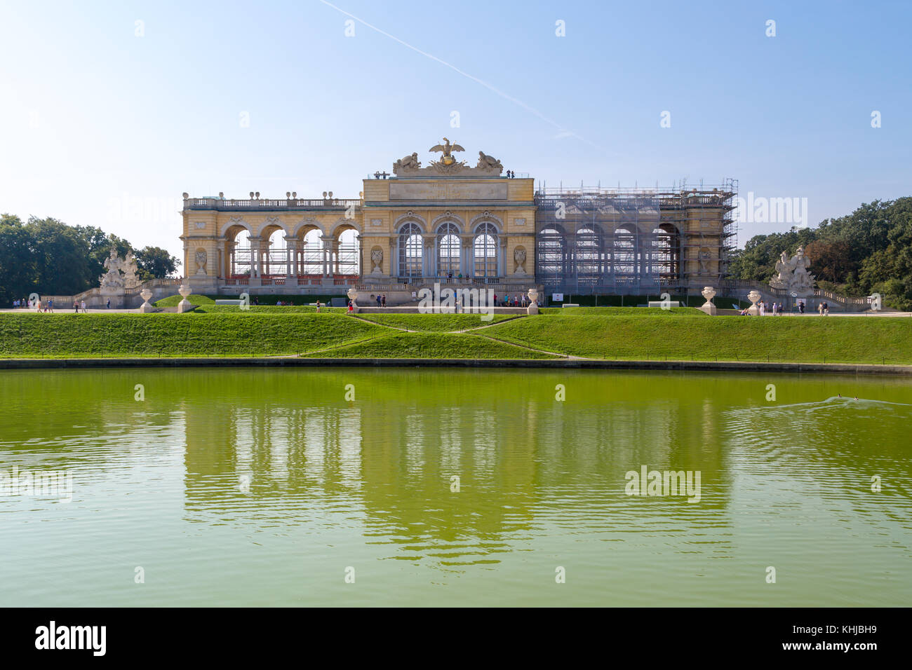 Vienne, Autriche - 11 septembre 2016 : Avis de la Gloriette Arch dans le jardin du palais de Schönbrunn à Vienne, sur fond de ciel lumineux. Il a été construit Banque D'Images