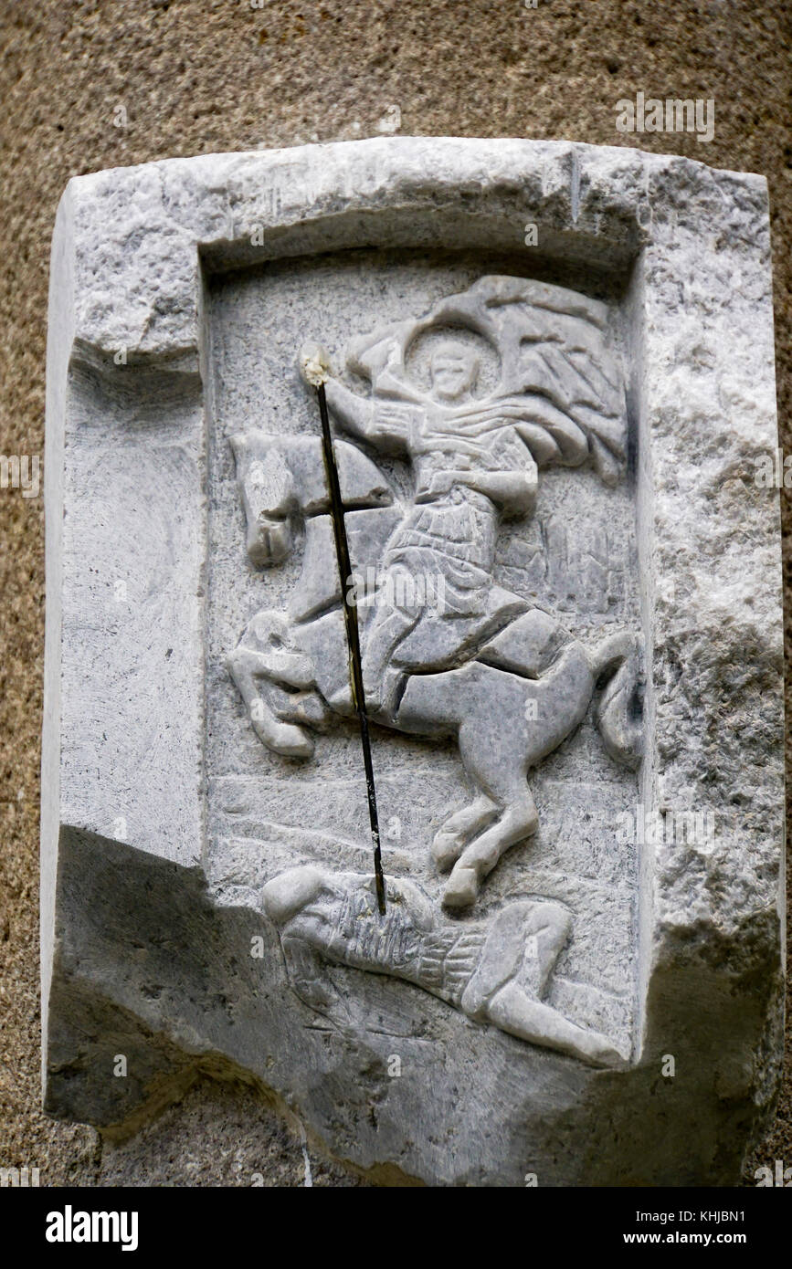 Un basrelief d'un chevalier à cheval s'empalant un soldat au sol Banque D'Images