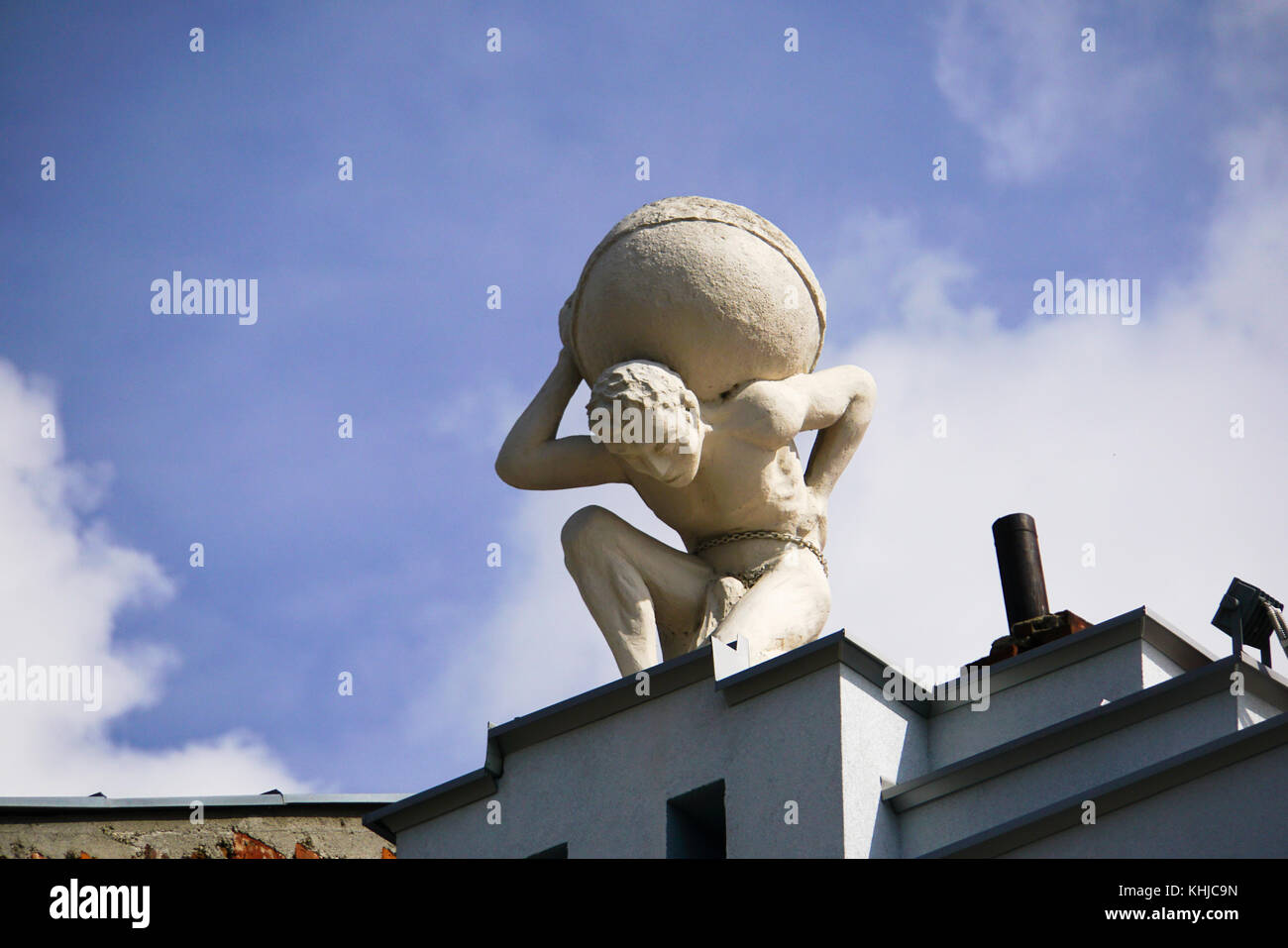 Statue d'atlas portant le monde sur ses épaules photographié à Plovdiv, Bulgarie Banque D'Images