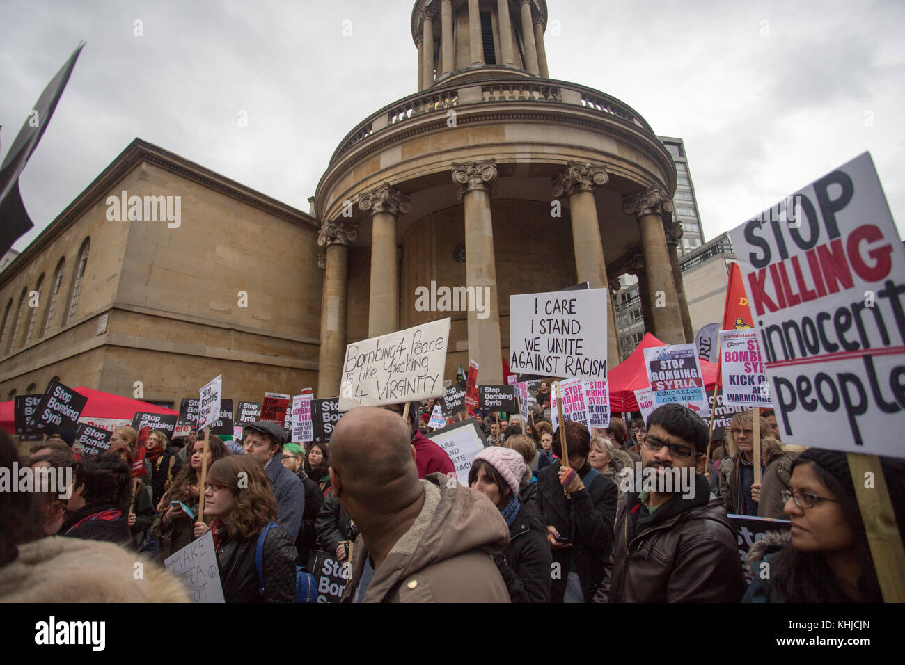 Ne pas bombarder la Syrie ! Des milliers de protestation contre l'action militaire britannique proposé Banque D'Images