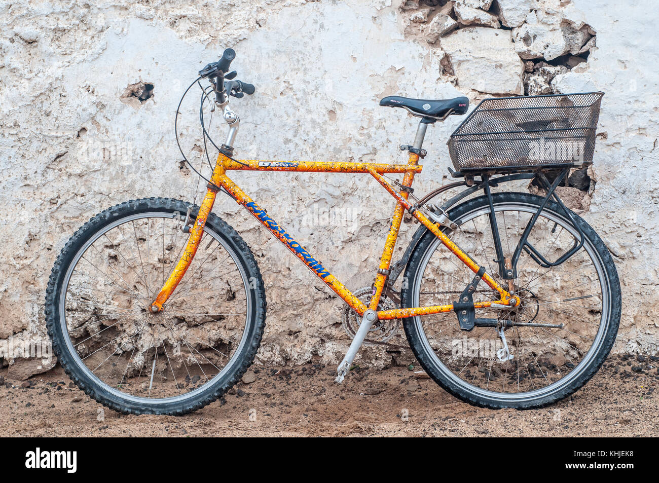 Vieux vélo reposant sur un mur de pierre taillée, La Graciosa, îles de Canaries, Espagne Banque D'Images