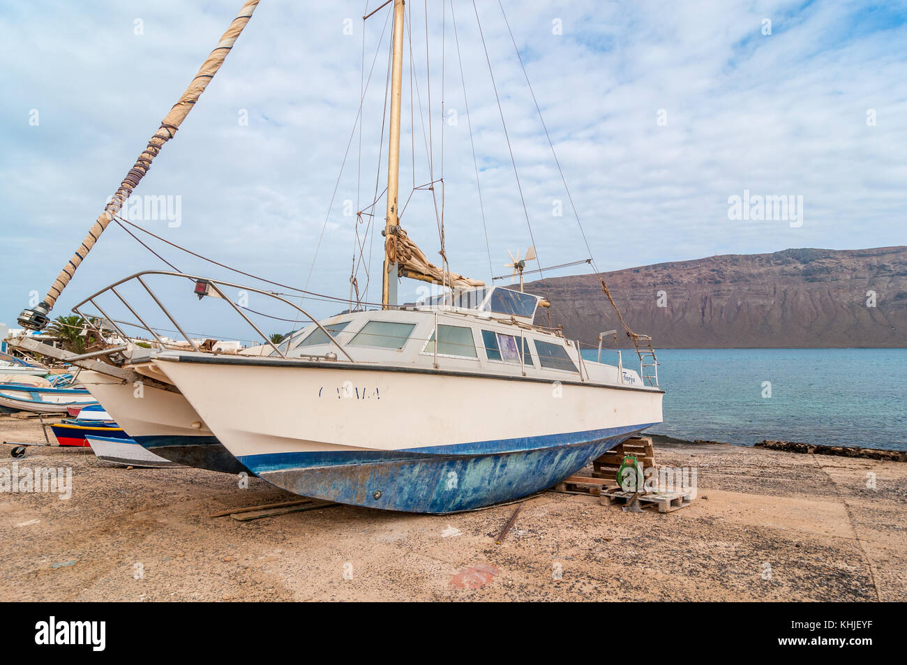 Vieux bateaux sur terre avec Lanzarote en arrière-plan, Caleta del Sebo, La Graciosa, îles de Canaries, Espagne Banque D'Images