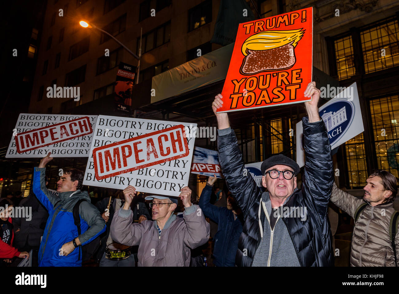 New York, États-Unis. 16 novembre 2017. Inspiré par un article de destitution de la Représentante Al Green (TX) et les sentiments de plusieurs autres membres du Congrès américain, un groupe d'action directe s'élève et résiste et les résidents de New York commencent une manifestation hebdomadaire de destitution dans l'édifice Trump de Wall Street le 40 novembre 16 2017 ; Et se félicitant de protester tous les jeudis jusqu'à ce qu'il soit parti de la Maison Blanche. Crédit : Erik McGregor/Pacific Press/Alay Live News Banque D'Images