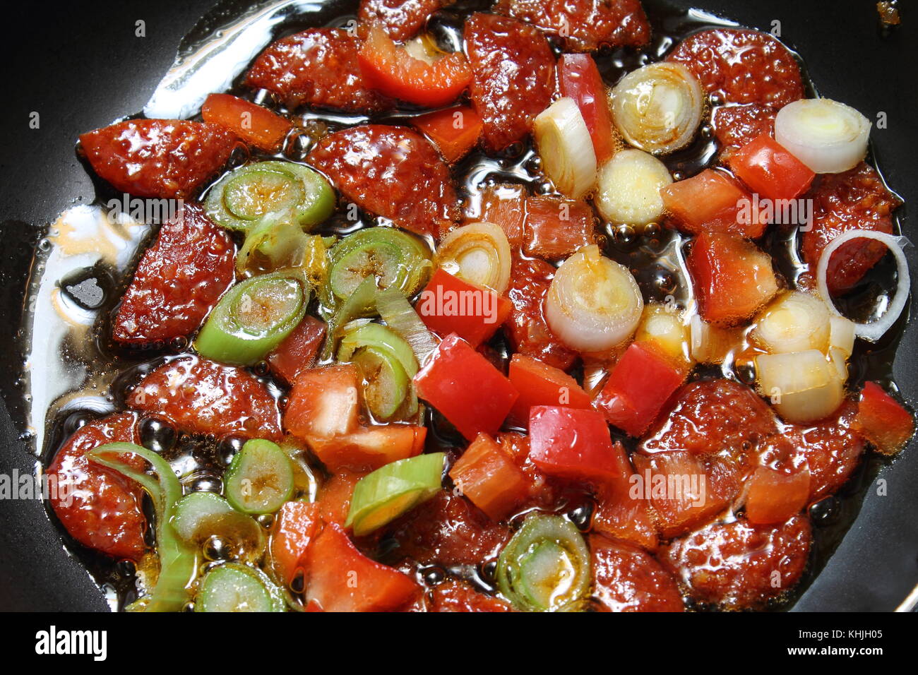 Saucisses et légumes à la cuisson. Le petit-déjeuner. Banque D'Images