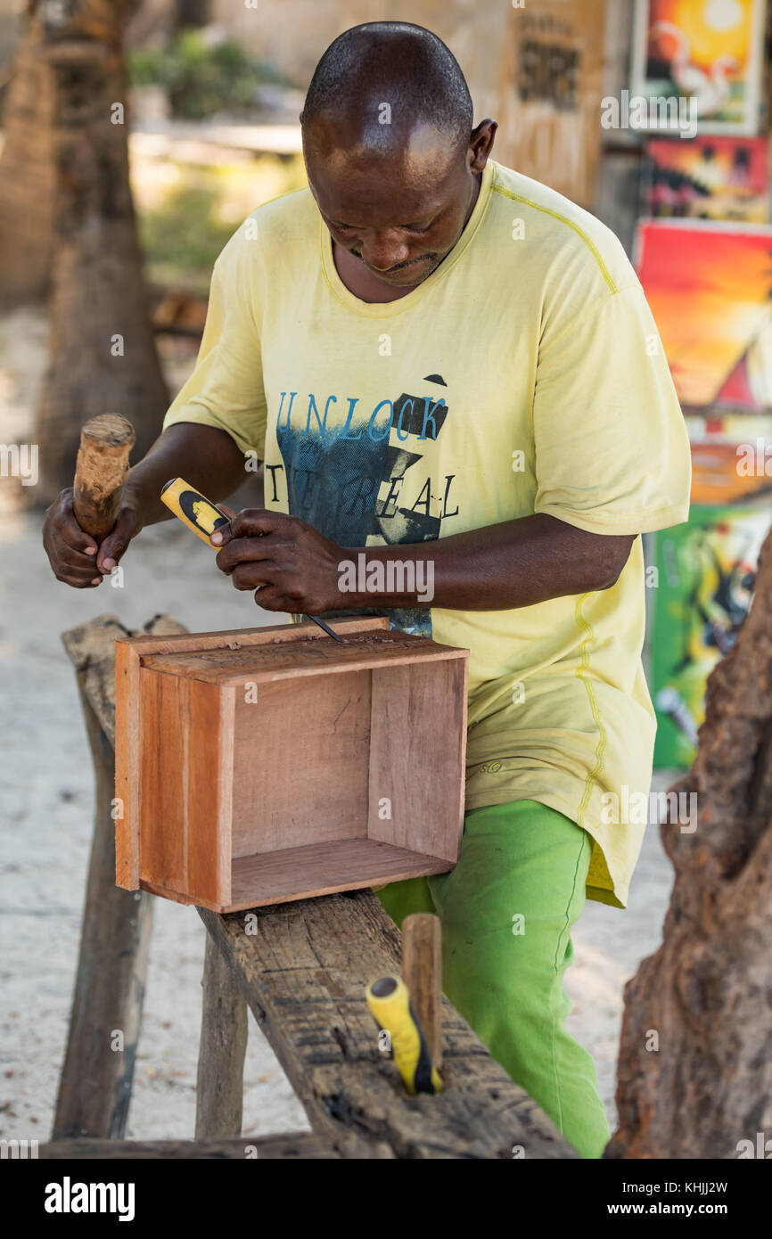 Charpentier local faisant boîte en bois à l'aide d'outils manuels traditionnels sur la plage (7)- L'Afrique, Tanzanie, Zanzibar 2017 Banque D'Images