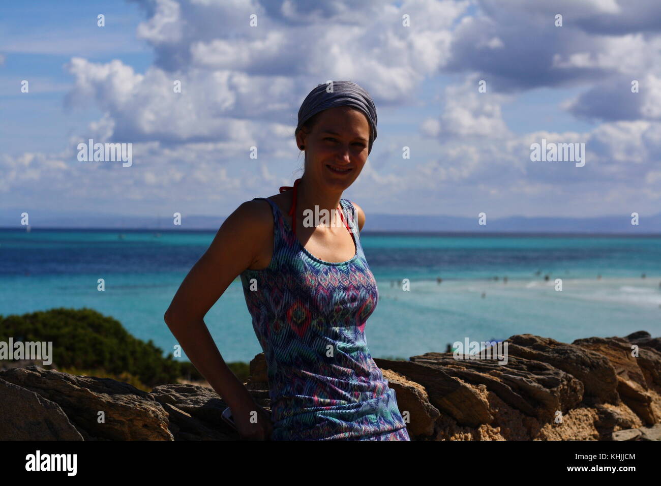 Une jeune touriste posant pour une photo à la route panoramique près de la mer. Banque D'Images
