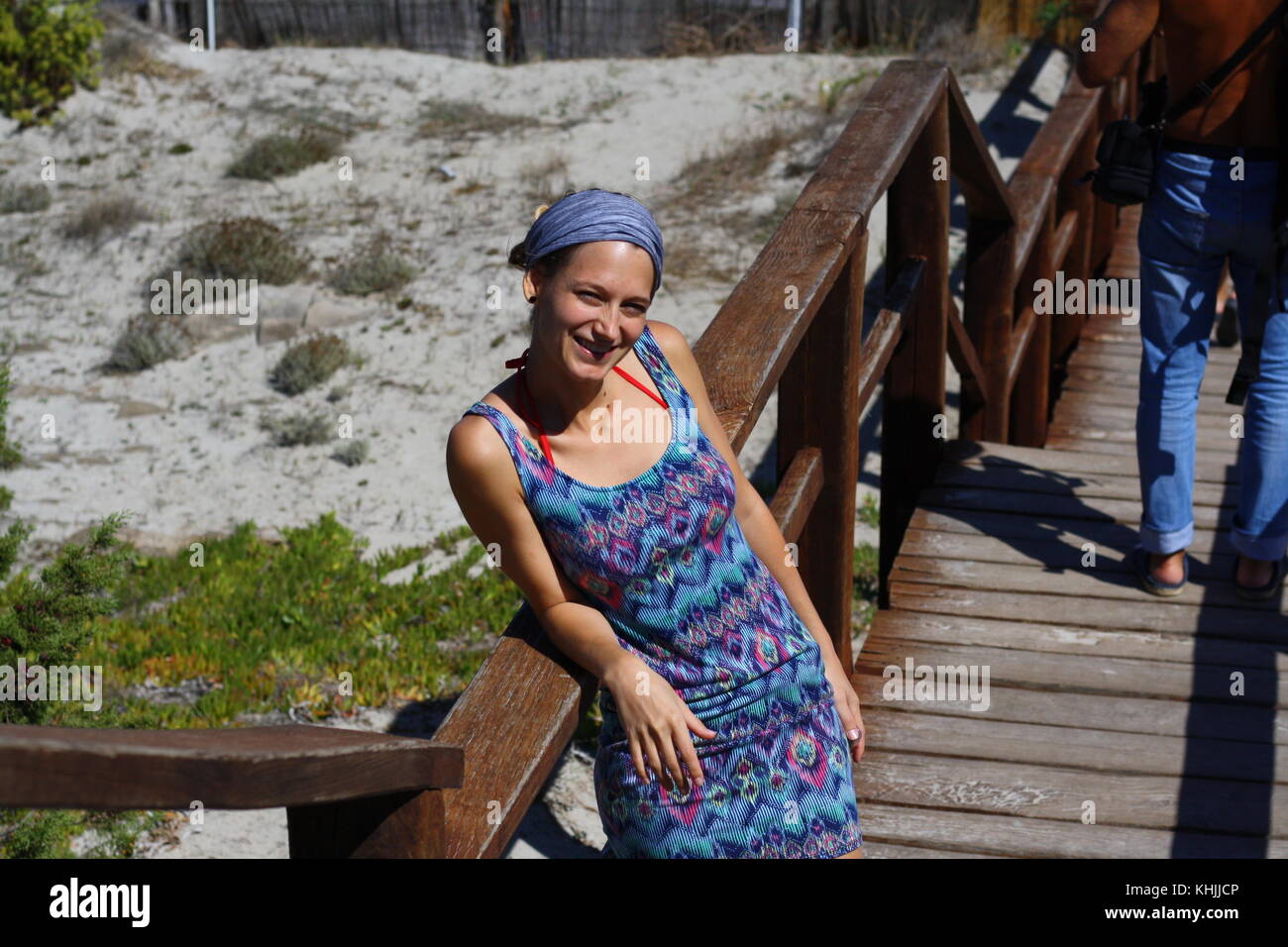 Une jeune touriste posant pour une photo à la route panoramique près de la mer. Banque D'Images