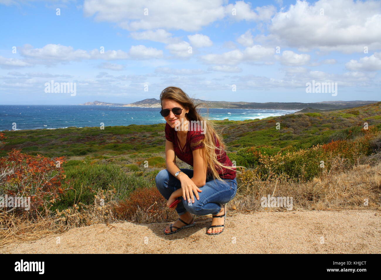 Une jeune touriste posant pour une photo à la route panoramique près de la mer. Banque D'Images