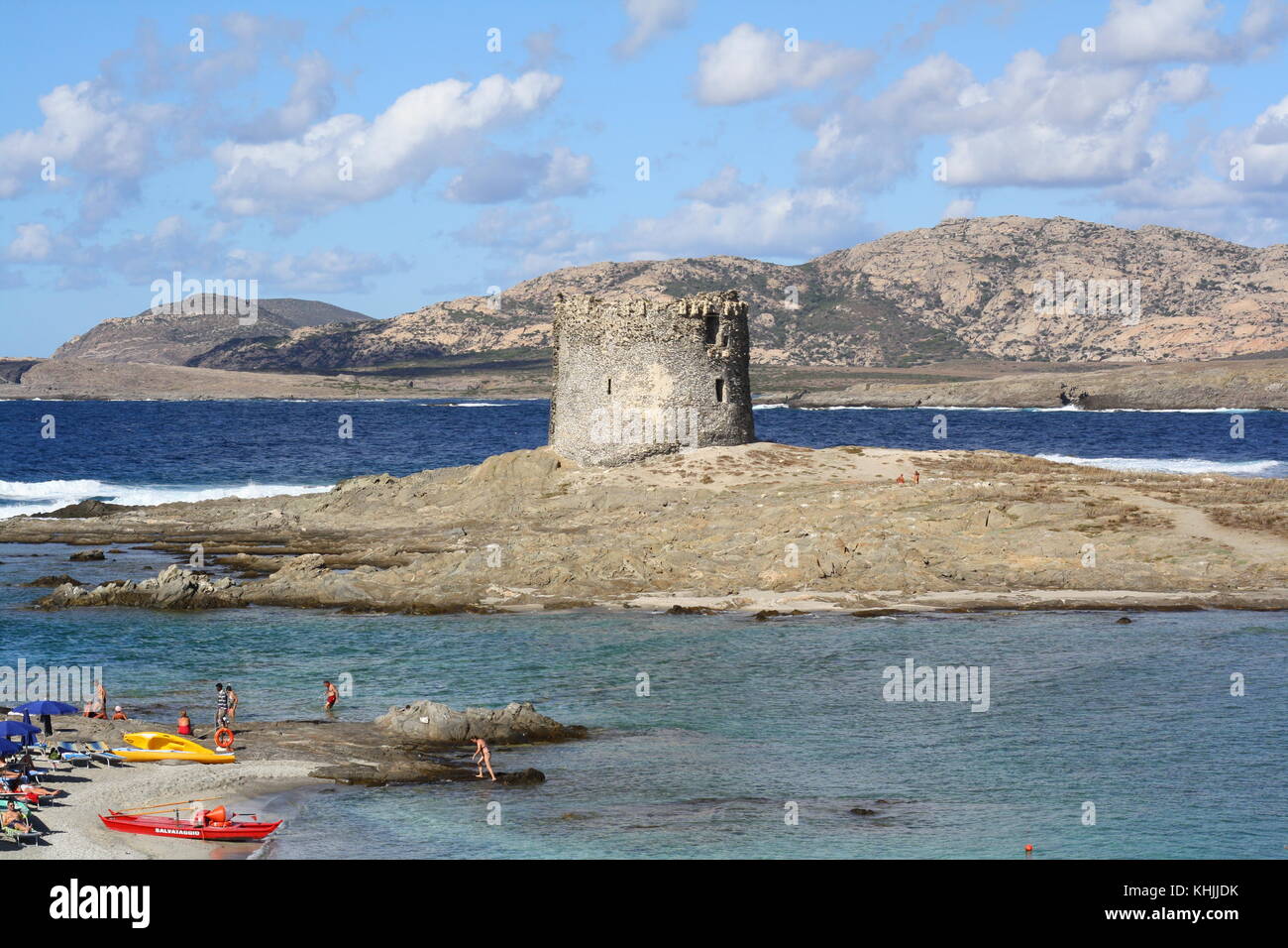 Une tour de pierre appelé nuraghe sur plage de la pelosa en Sardaigne. Banque D'Images