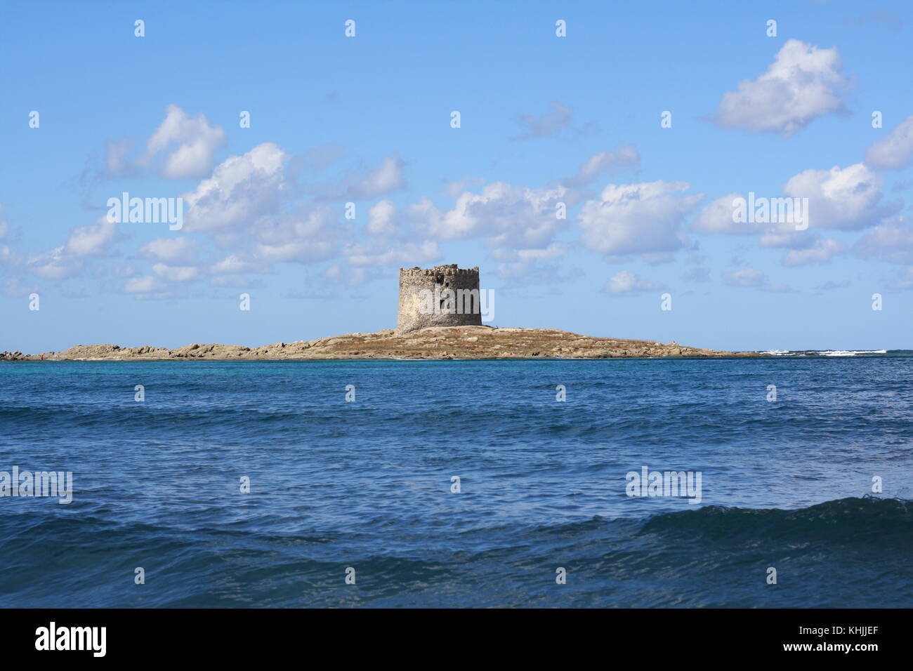 Une tour de pierre appelé nuraghe sur plage de la pelosa en Sardaigne. Banque D'Images