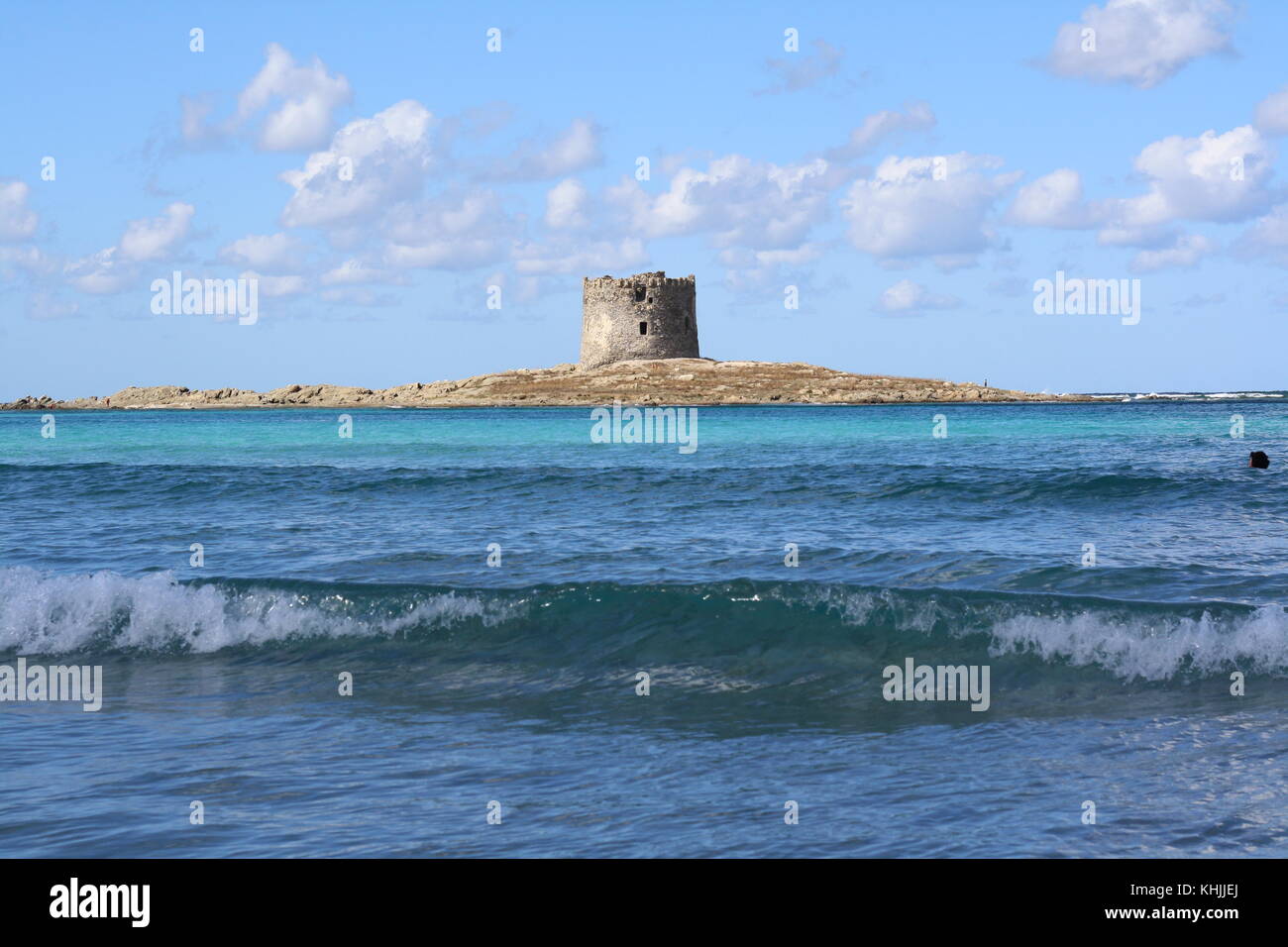 Une tour de pierre appelé nuraghe sur plage de la pelosa en Sardaigne. Banque D'Images