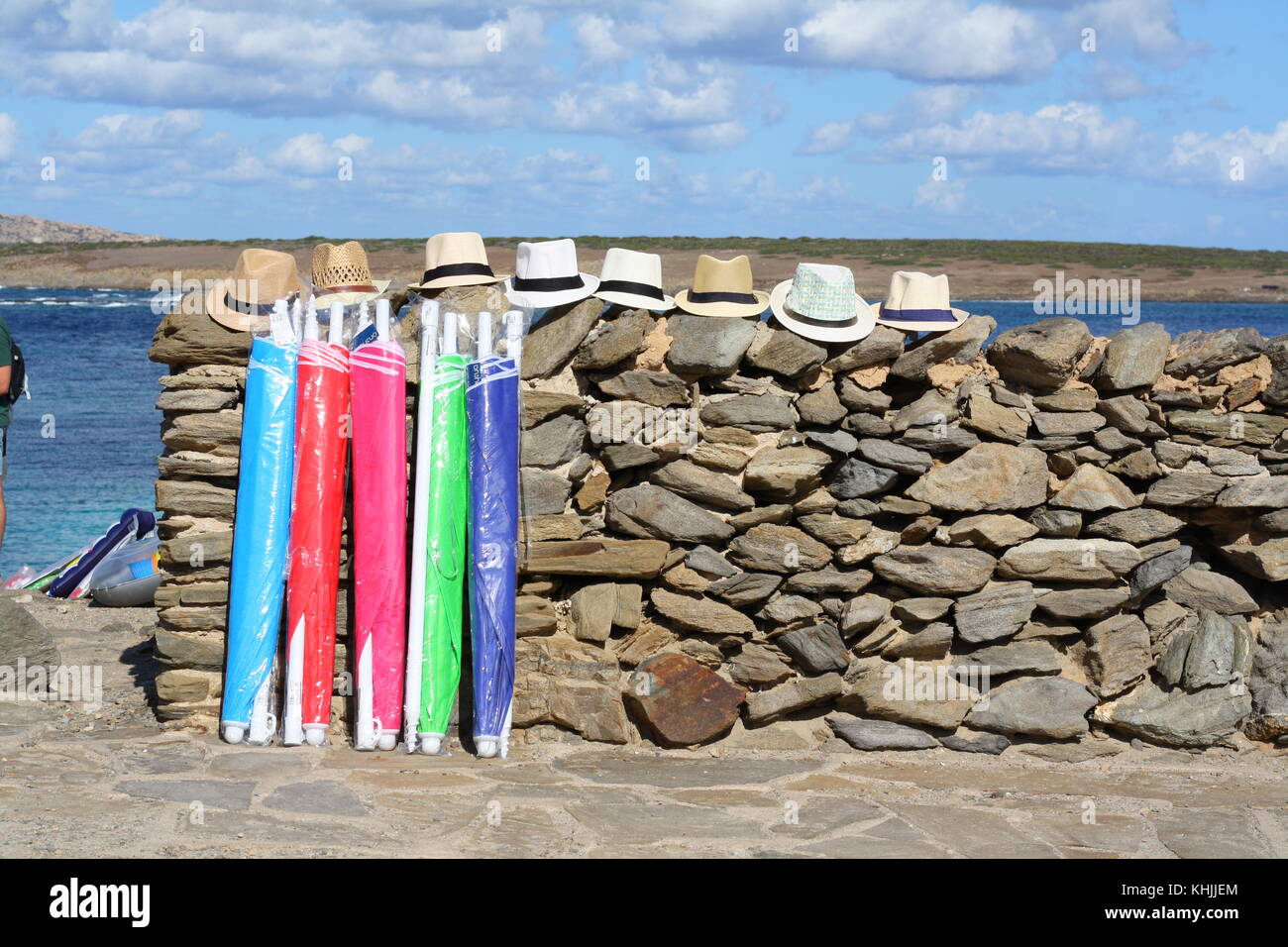 Les chapeaux et les parasols à la vente à il. Banque D'Images